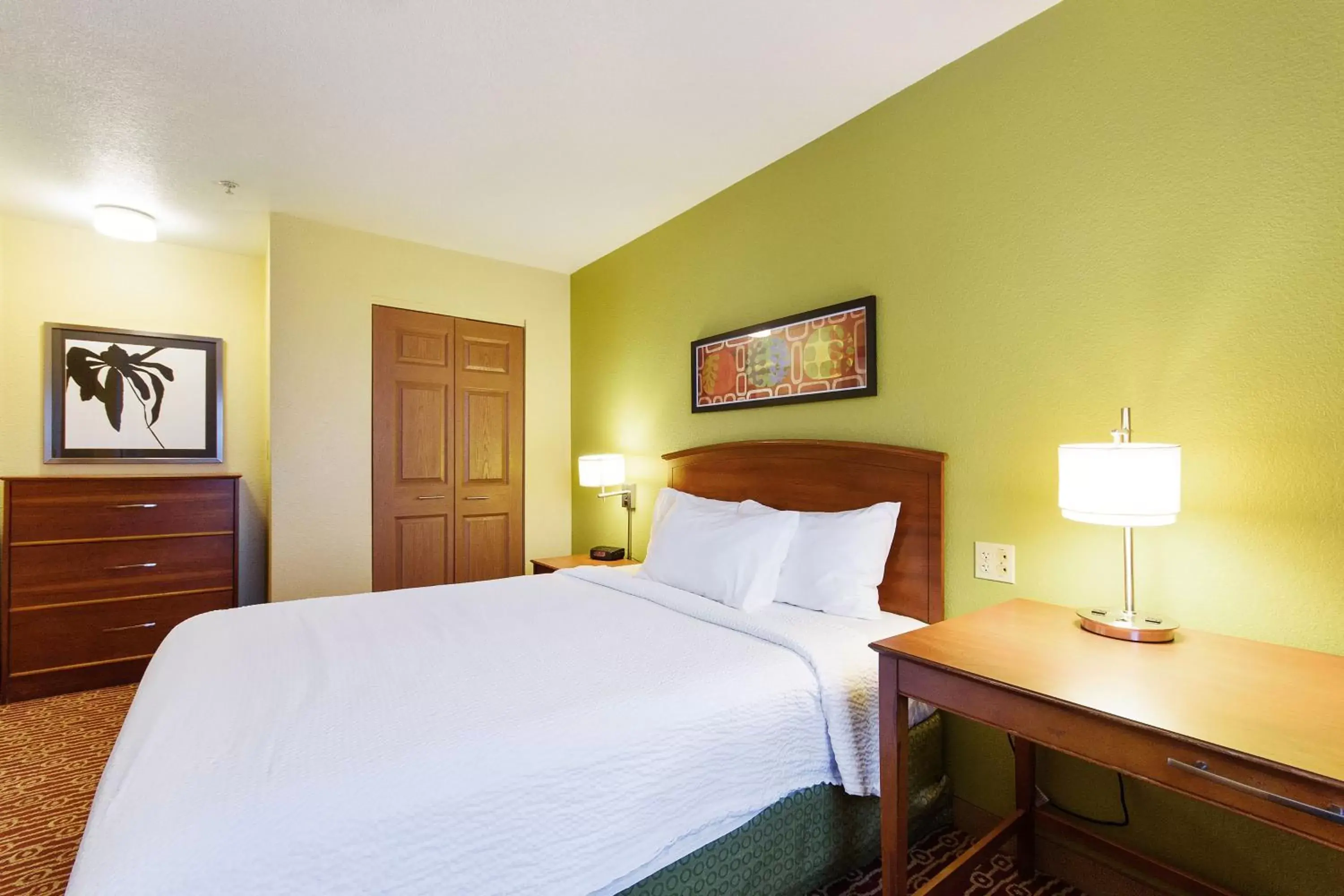 Bed in Extended Stay America Suites - Chicago - Elgin - West Dundee