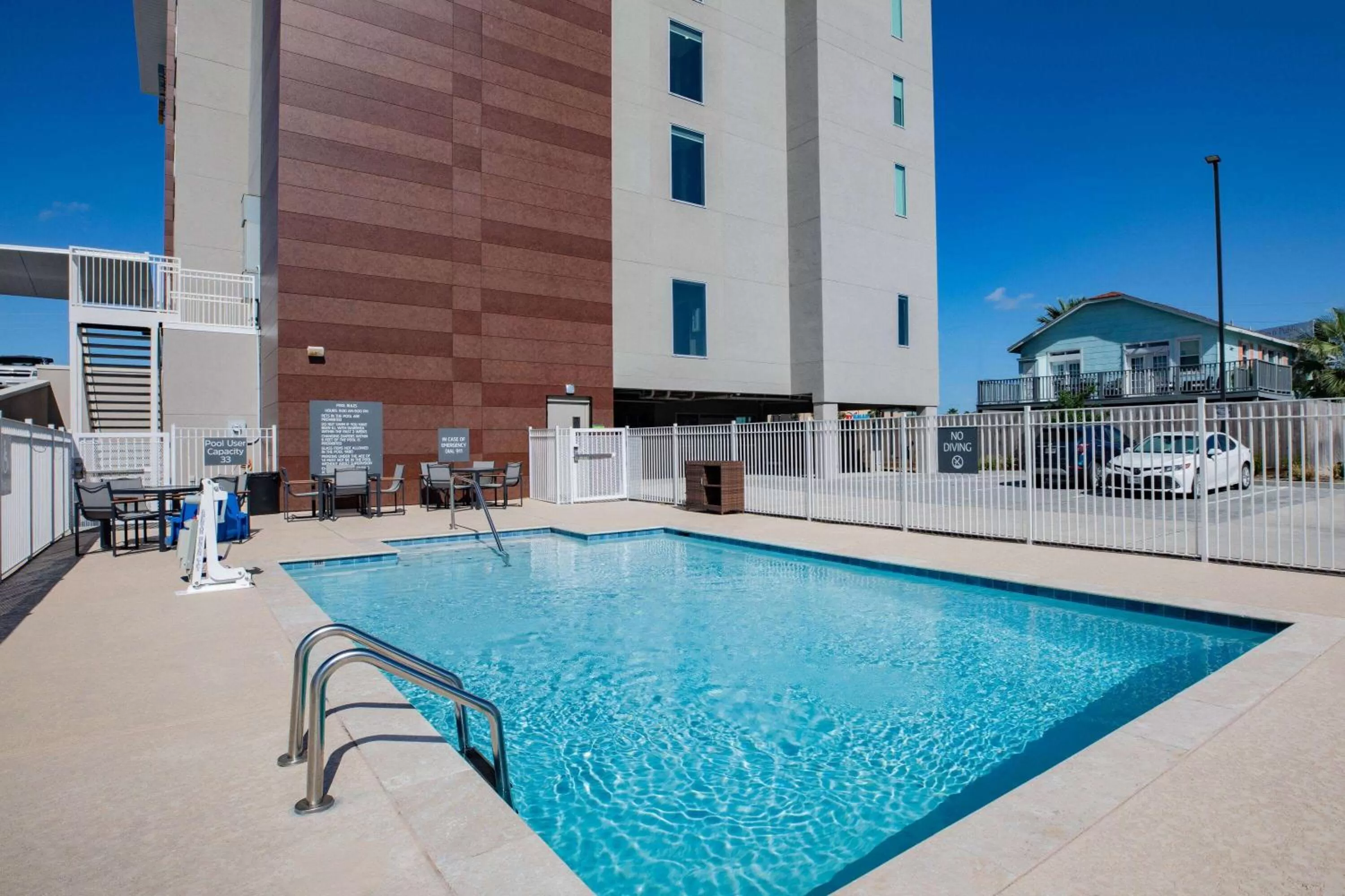Property building in La Quinta Inn & Suites by Wyndham Galveston North at I-45