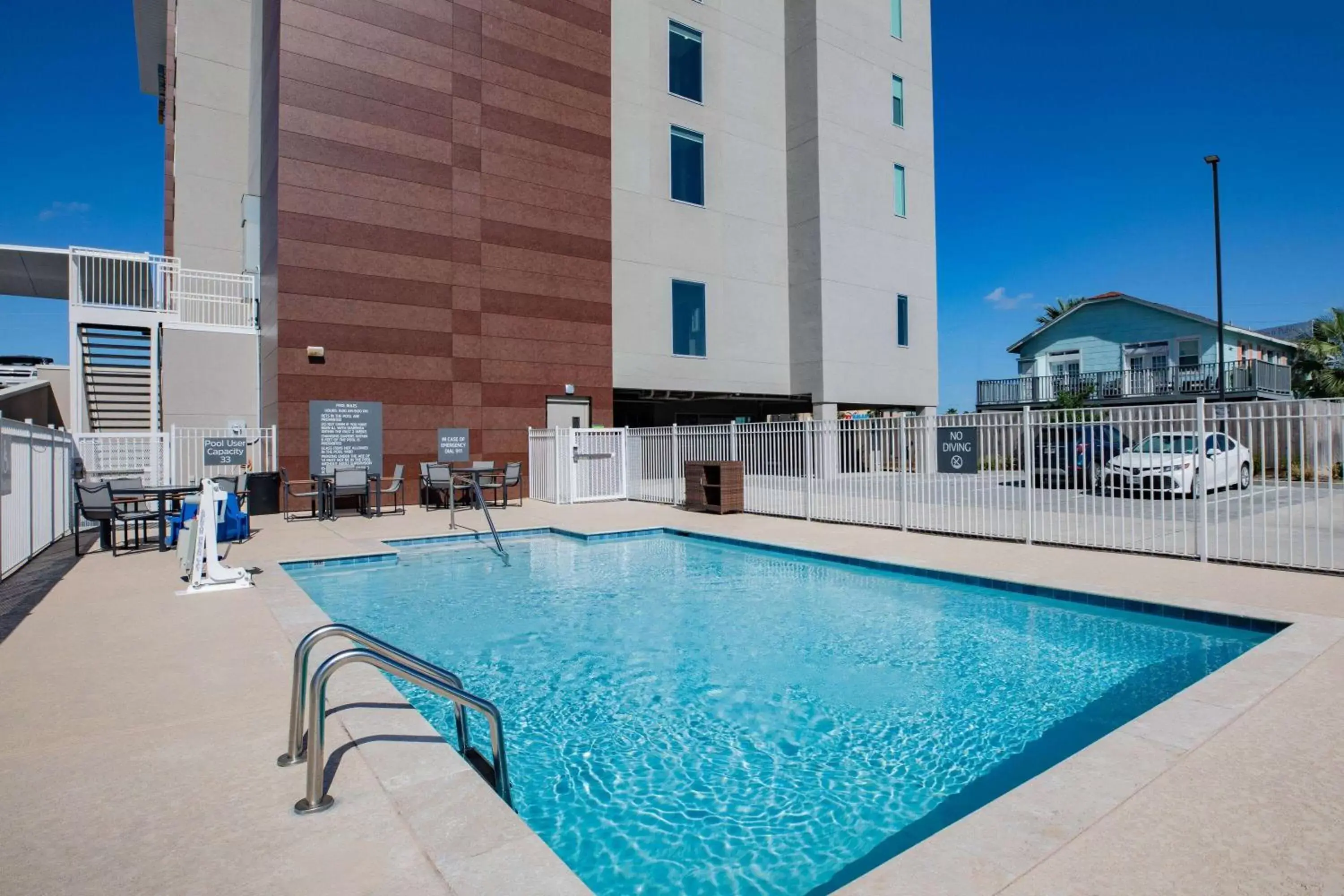Property building, Swimming Pool in La Quinta Inn & Suites by Wyndham Galveston North at I-45