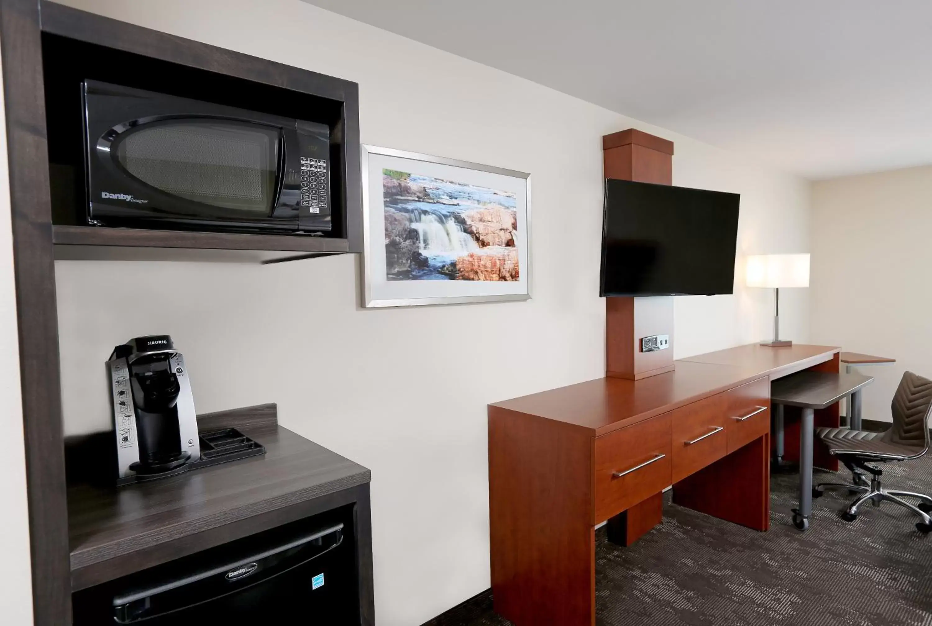 Photo of the whole room, TV/Entertainment Center in Holiday Inn Hotel & Suites Sioux Falls - Airport, an IHG Hotel