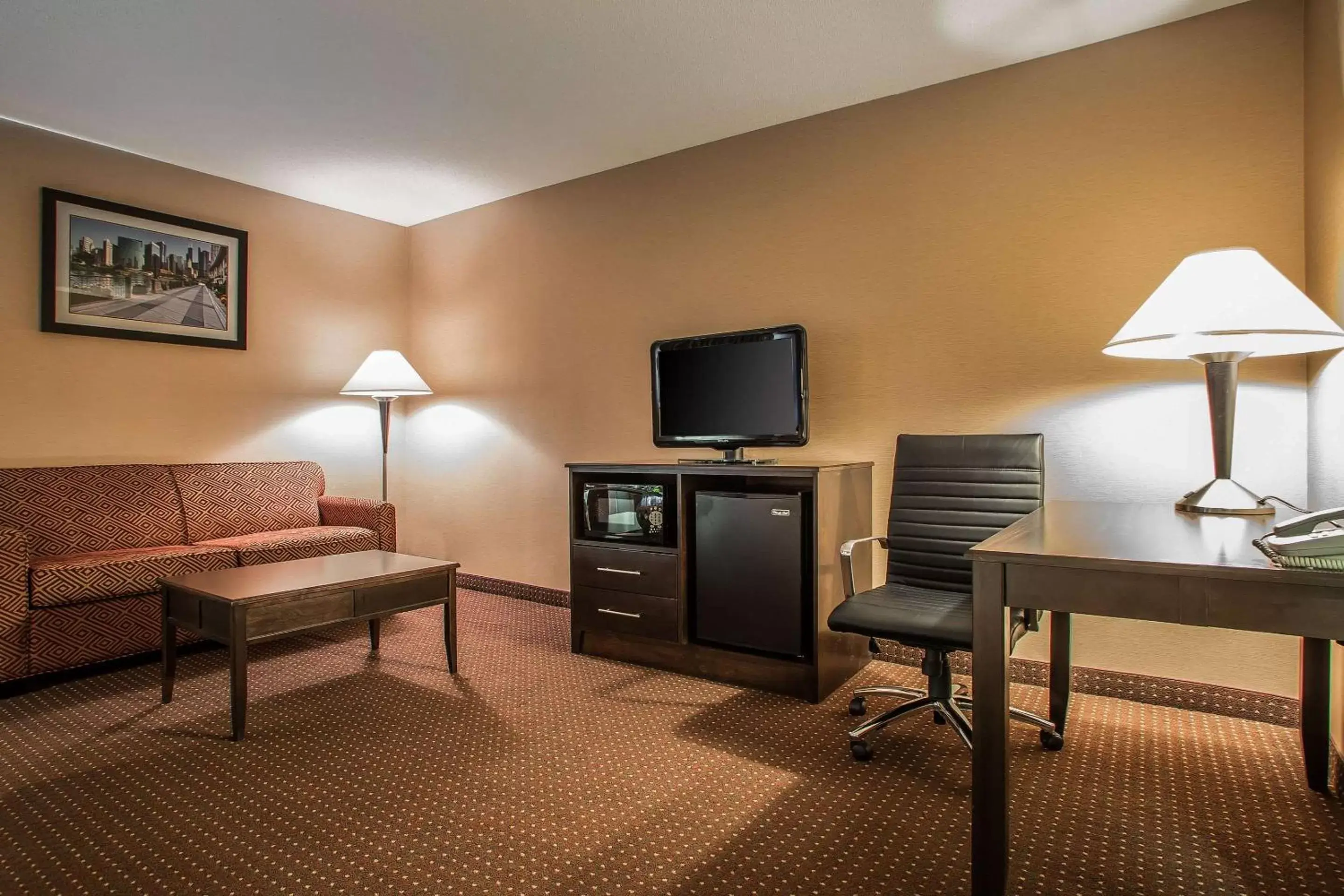 Photo of the whole room, TV/Entertainment Center in Quality Inn Elgin I-90