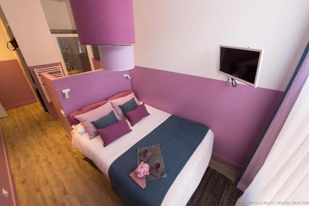 Bed in Hôtel de la Croix-Rousse