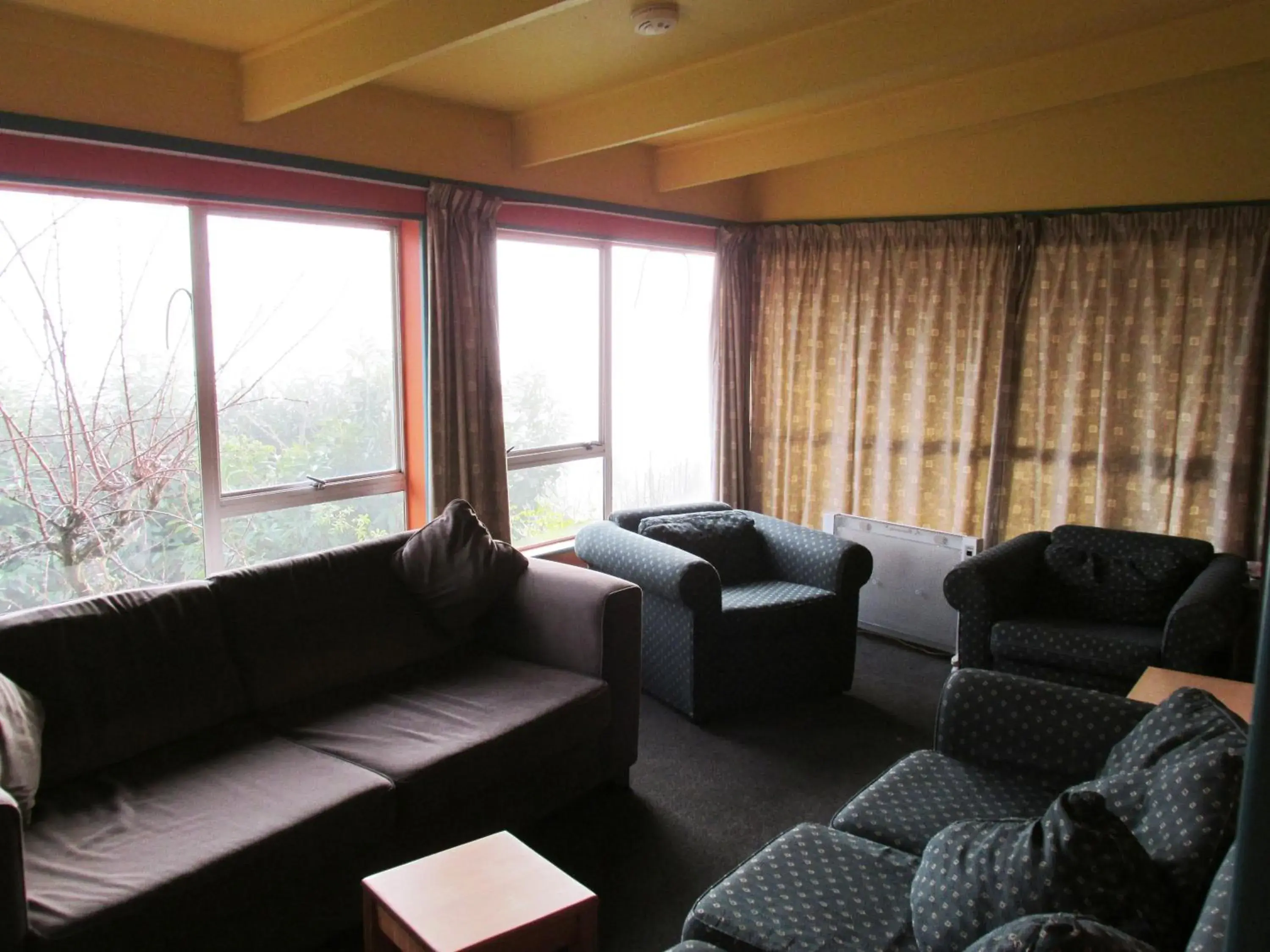 Communal lounge/ TV room, Seating Area in Tombstone Backpackers