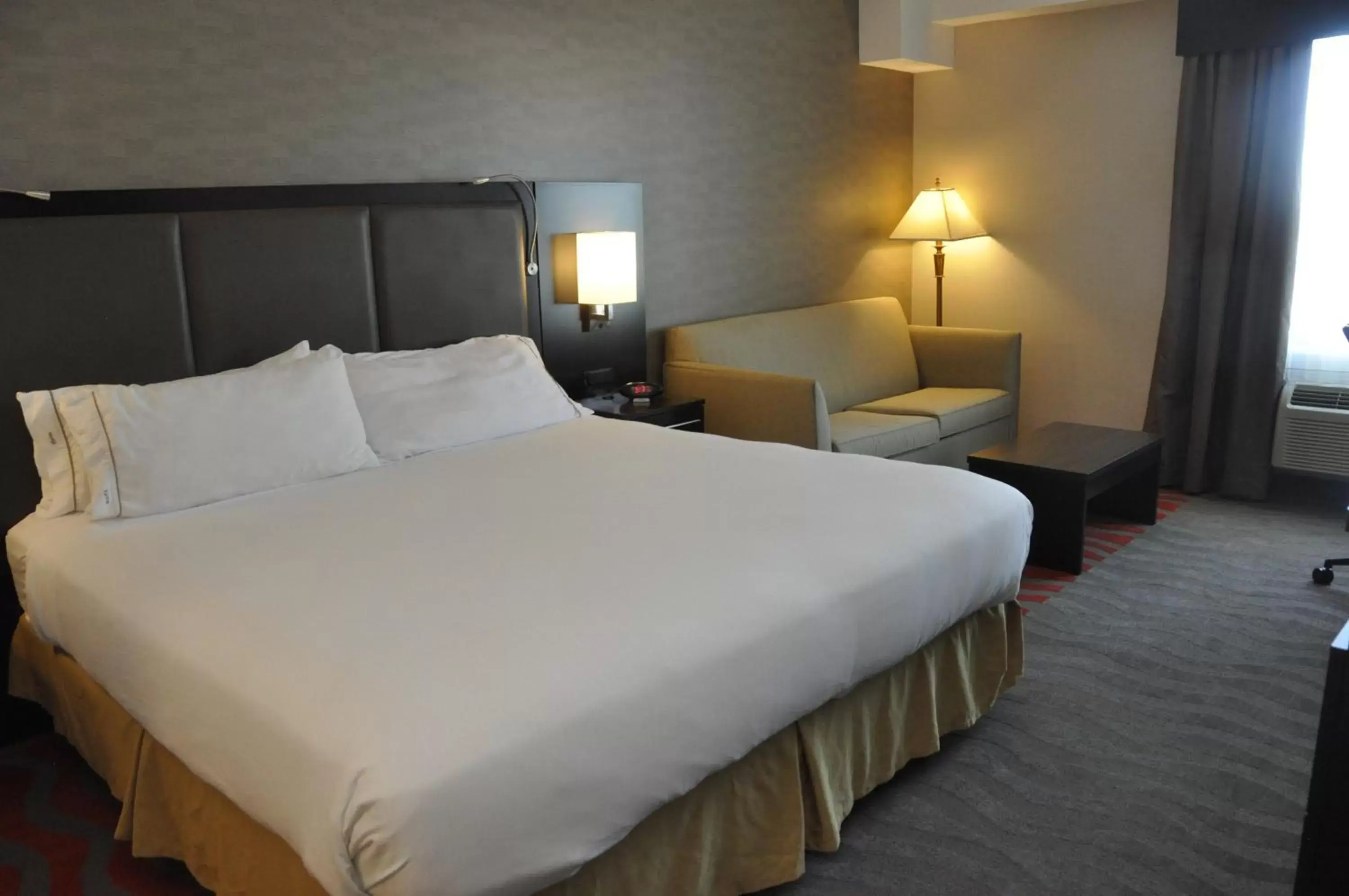 Photo of the whole room, Bed in Holiday Inn Express Hotel & Suites Barrie, an IHG Hotel
