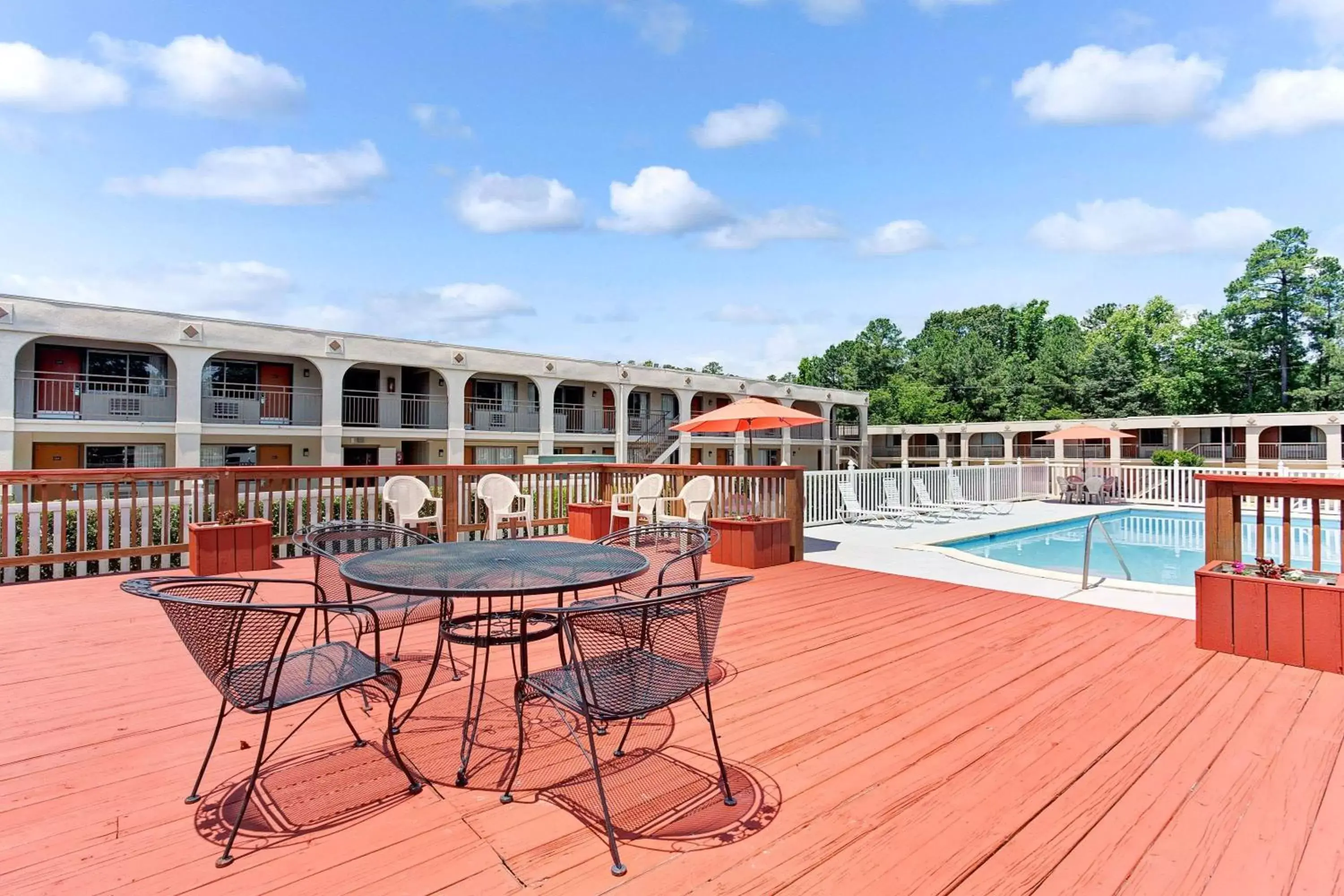 Property building, Swimming Pool in Super 8 by Wyndham Williamsburg/Historic Area