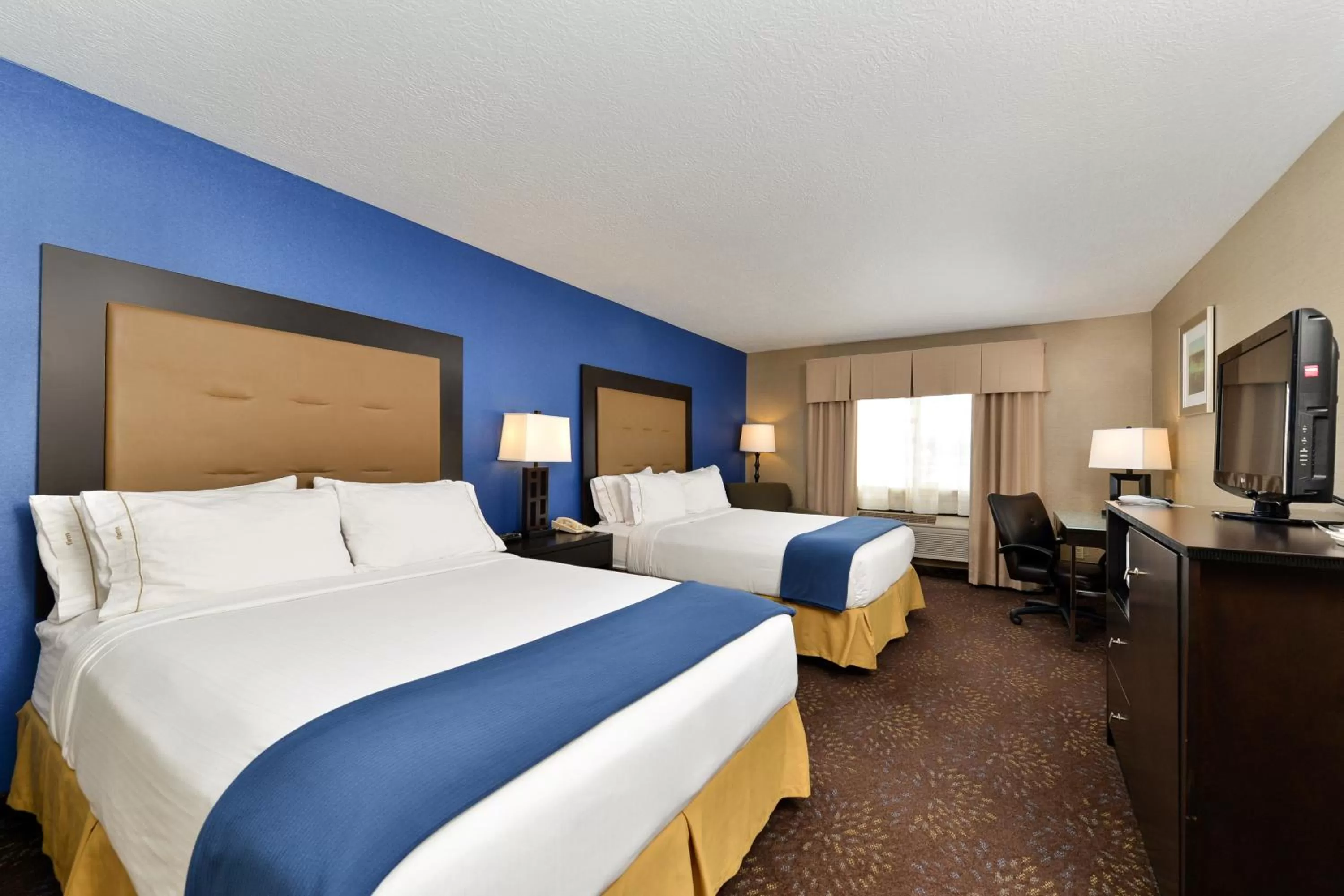 Photo of the whole room, Bed in Holiday Inn Express Hotel & Suites Charlotte by IHG
