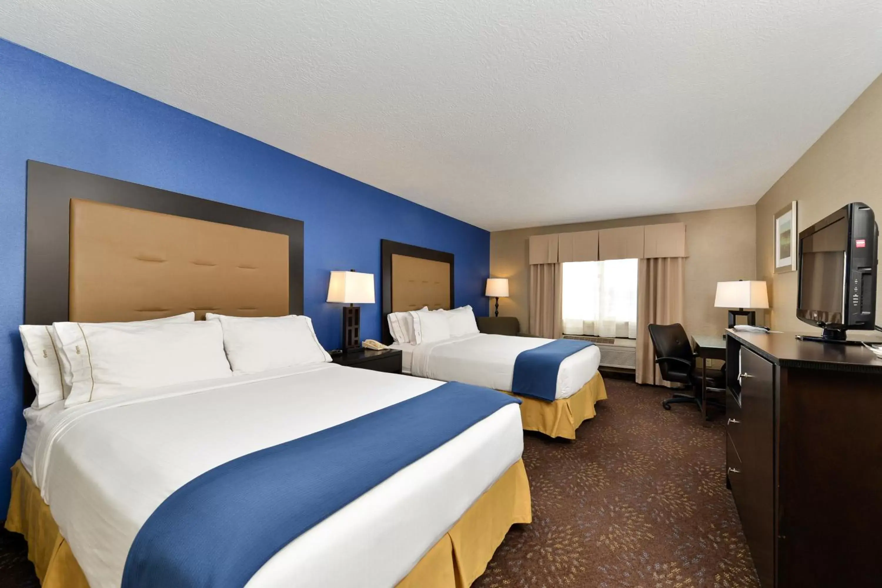 Photo of the whole room, Bed in Holiday Inn Express Hotel & Suites Charlotte, an IHG Hotel