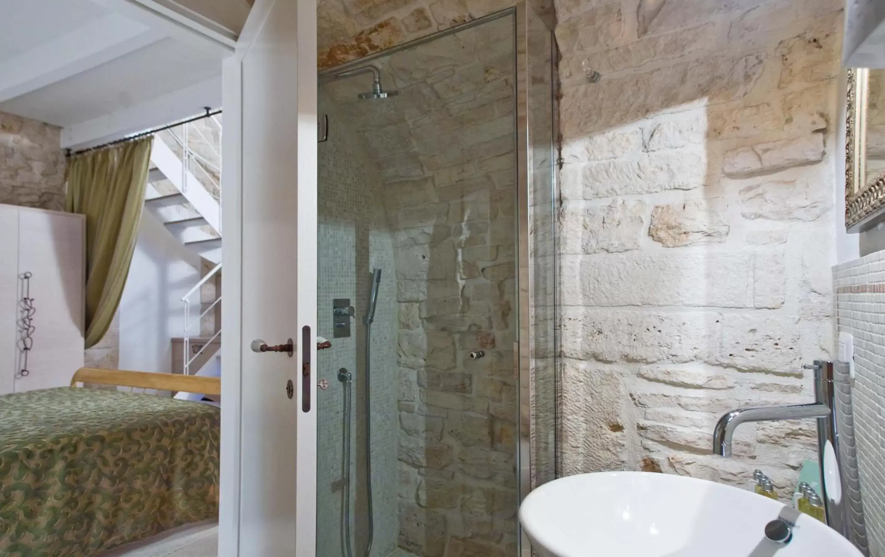 Bathroom in Le Alcove-Luxury Hotel nei Trulli