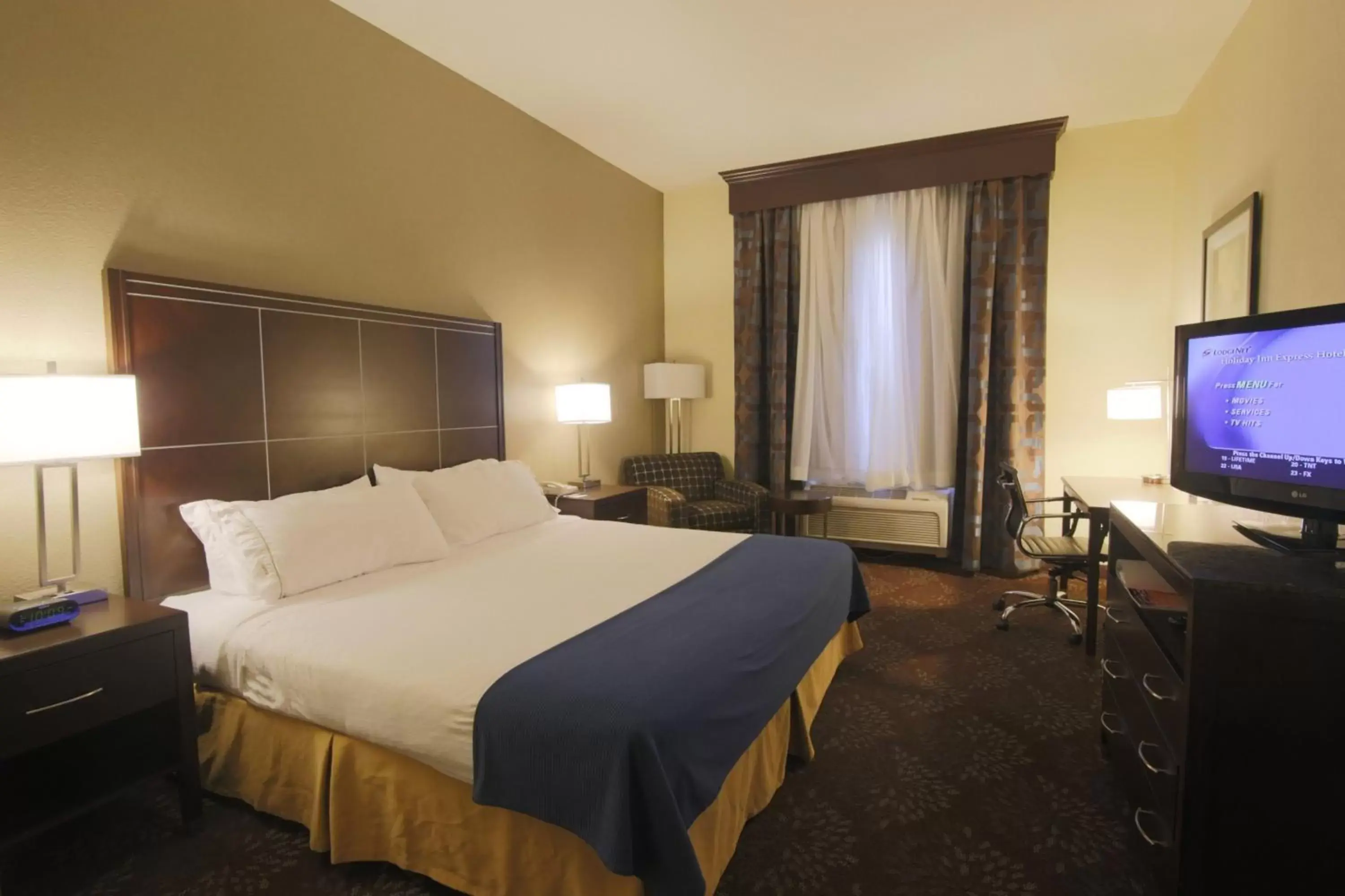 Photo of the whole room, Bed in Hampton Inn & Suites Cathedral City Photo of the whole room, Bed in Hampton Inn & Suites Cathedral City