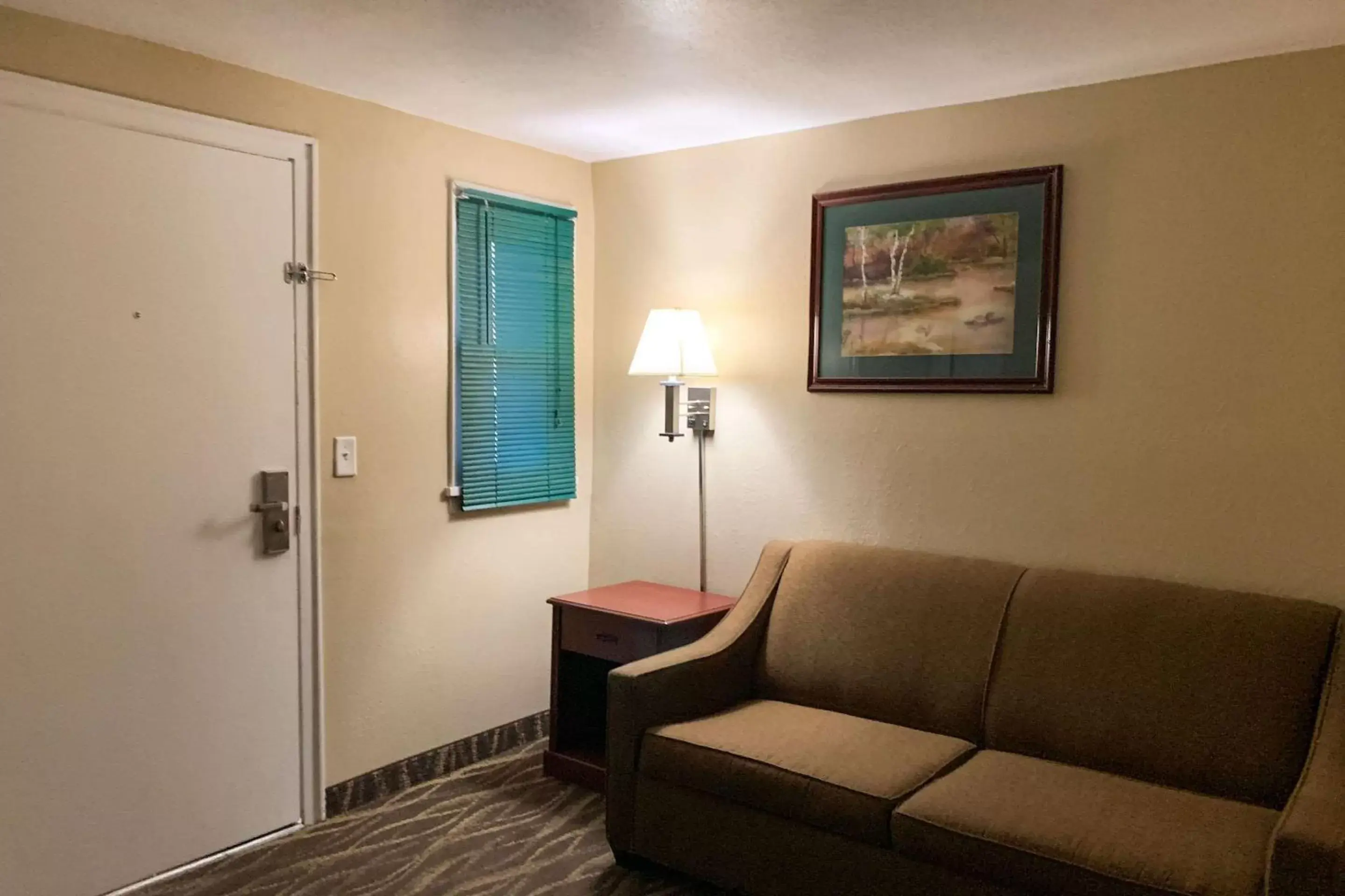 Photo of the whole room, Seating Area in Rodeway Inn & Suites Sheridan