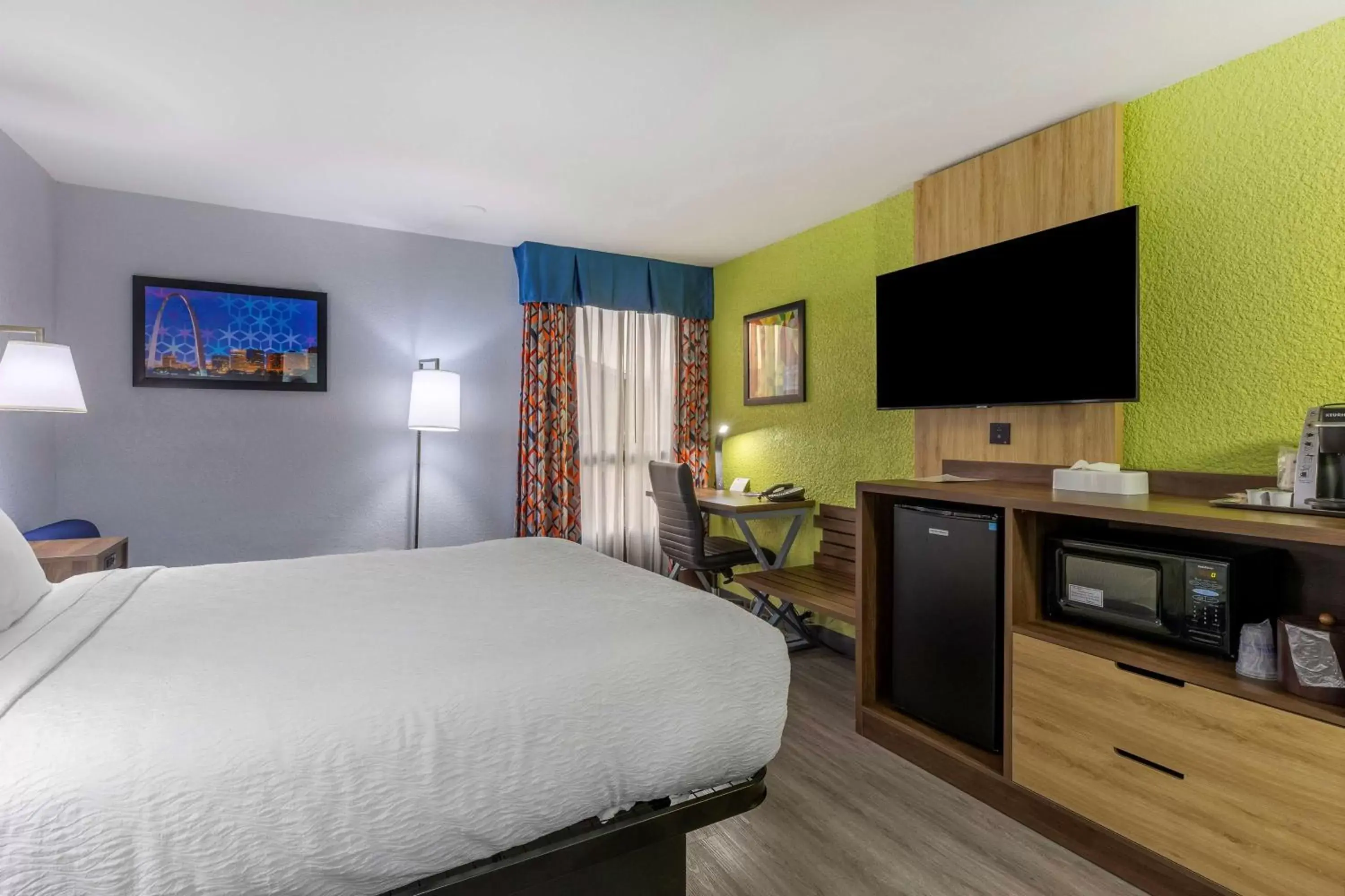 Bedroom, TV/Entertainment Center in Best Western Plus St. Louis West-Westport