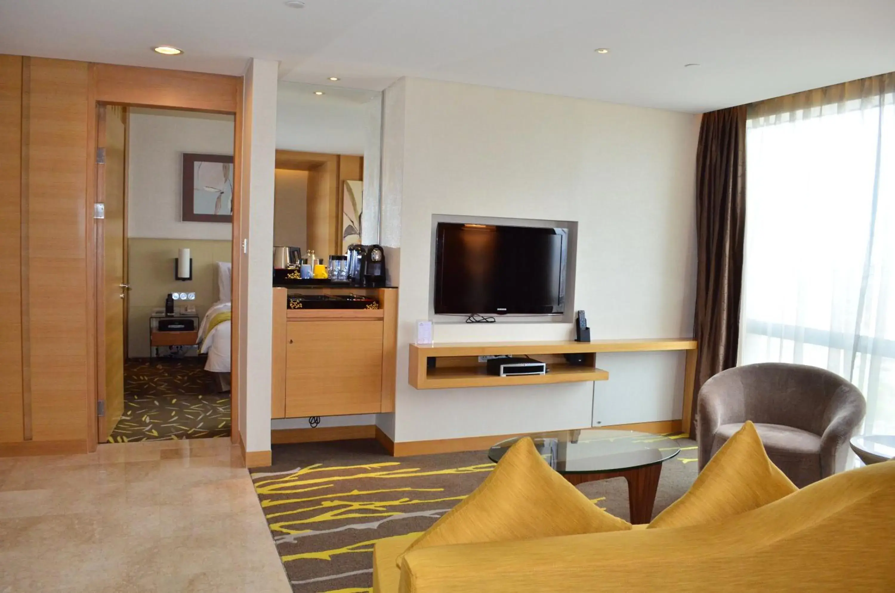 Photo of the whole room, TV/Entertainment Center in Crowne Plaza Zhongshan Wing On City, an IHG Hotel