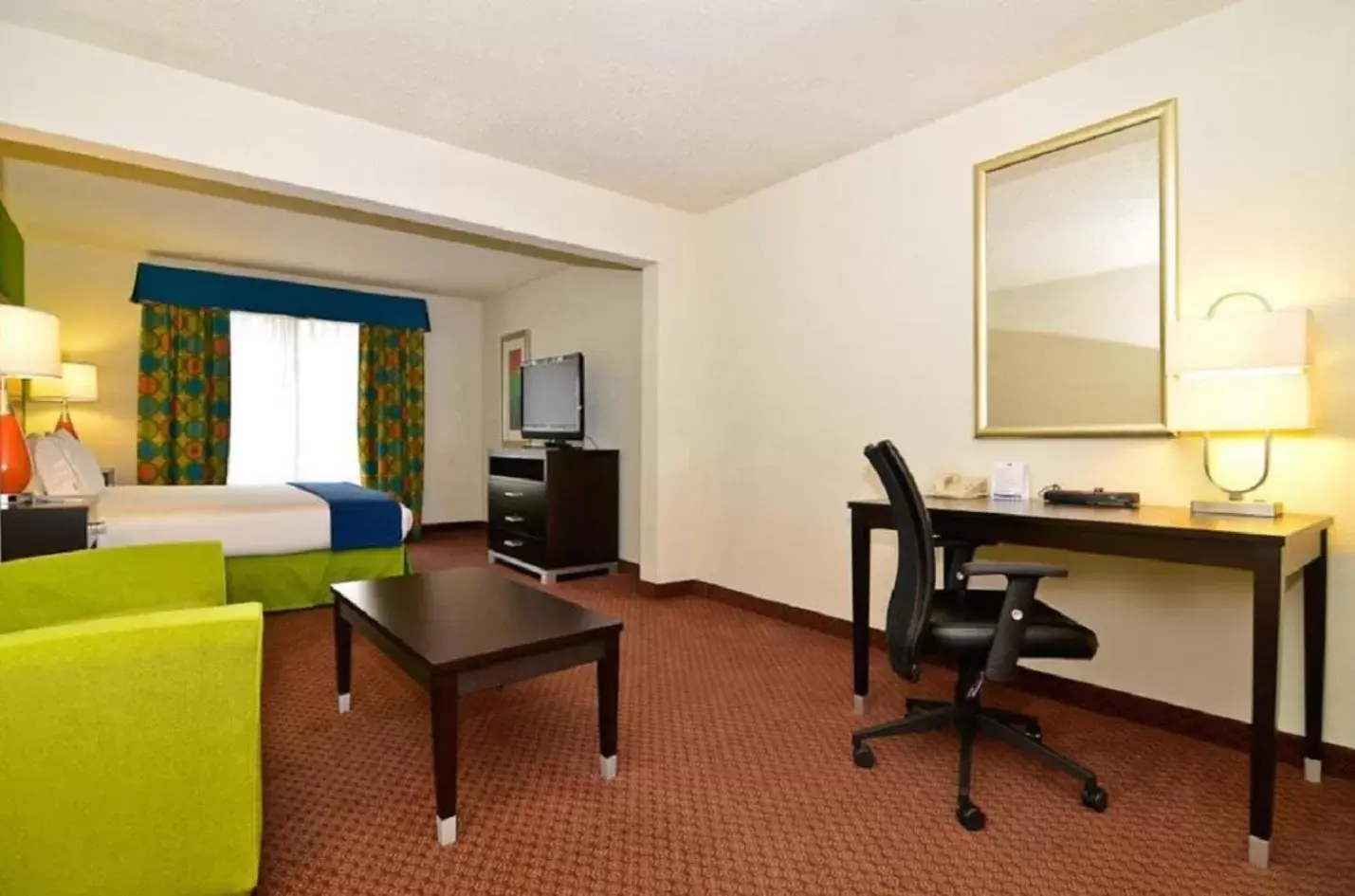 Seating Area in Holiday Inn Express Atlanta - Northeast I-85 - Clairmont Road, an IHG Hotel