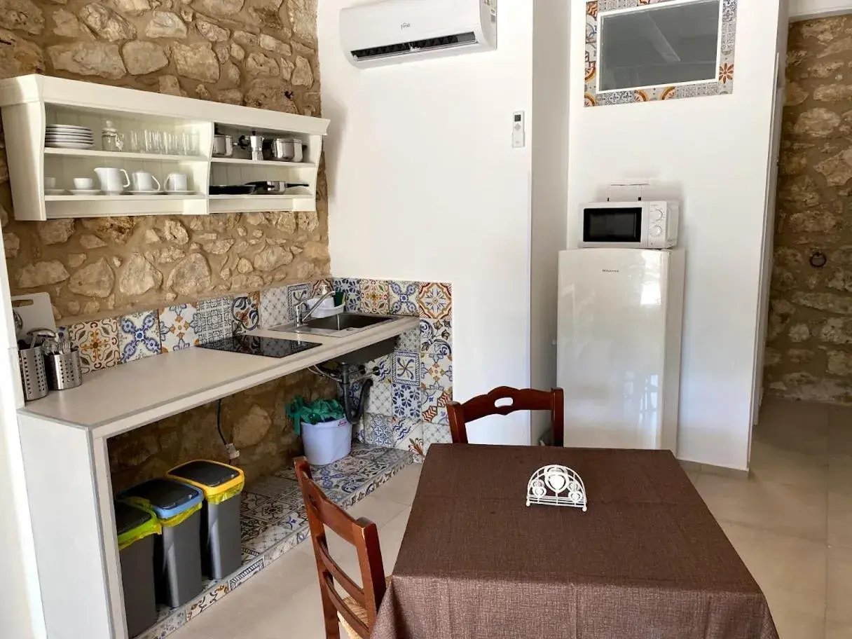 Kitchen or kitchenette, Dining Area in Tenute Plaia Agriturismo