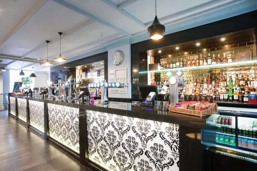 Restaurant/places to eat, Lounge/Bar in The Guildhall and Linen Exchange Wetherspoon