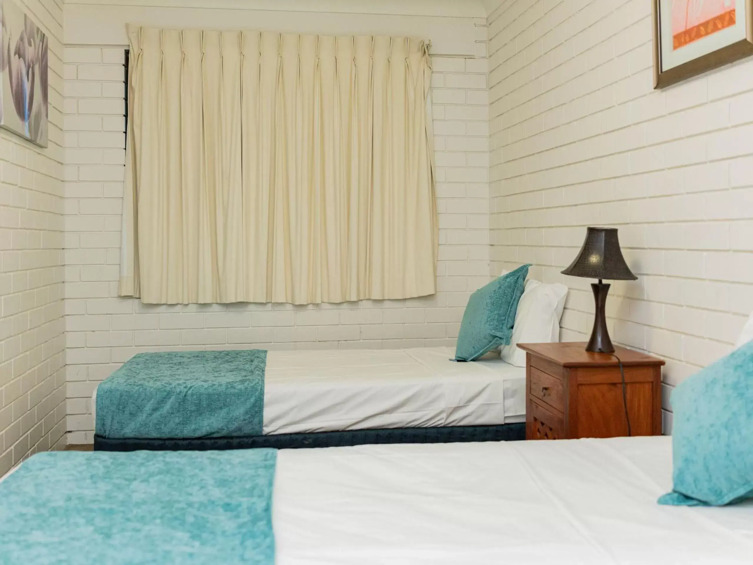 Bed in Trickett Gardens Holiday Inn