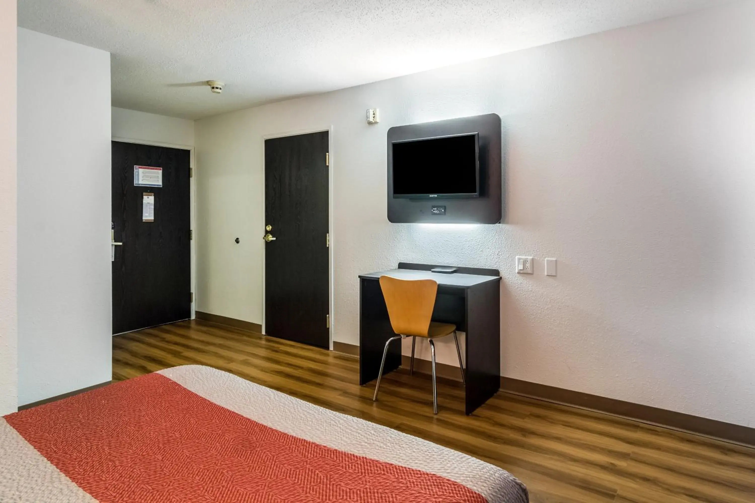 Bedroom, TV/Entertainment Center in Motel 6-Harvey, IL