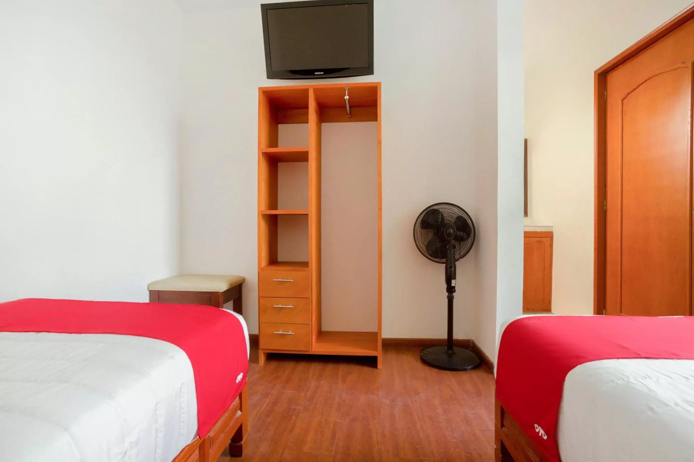 Bedroom, TV/Entertainment Center in OYO Hotel Montes, Atlixco Puebla
