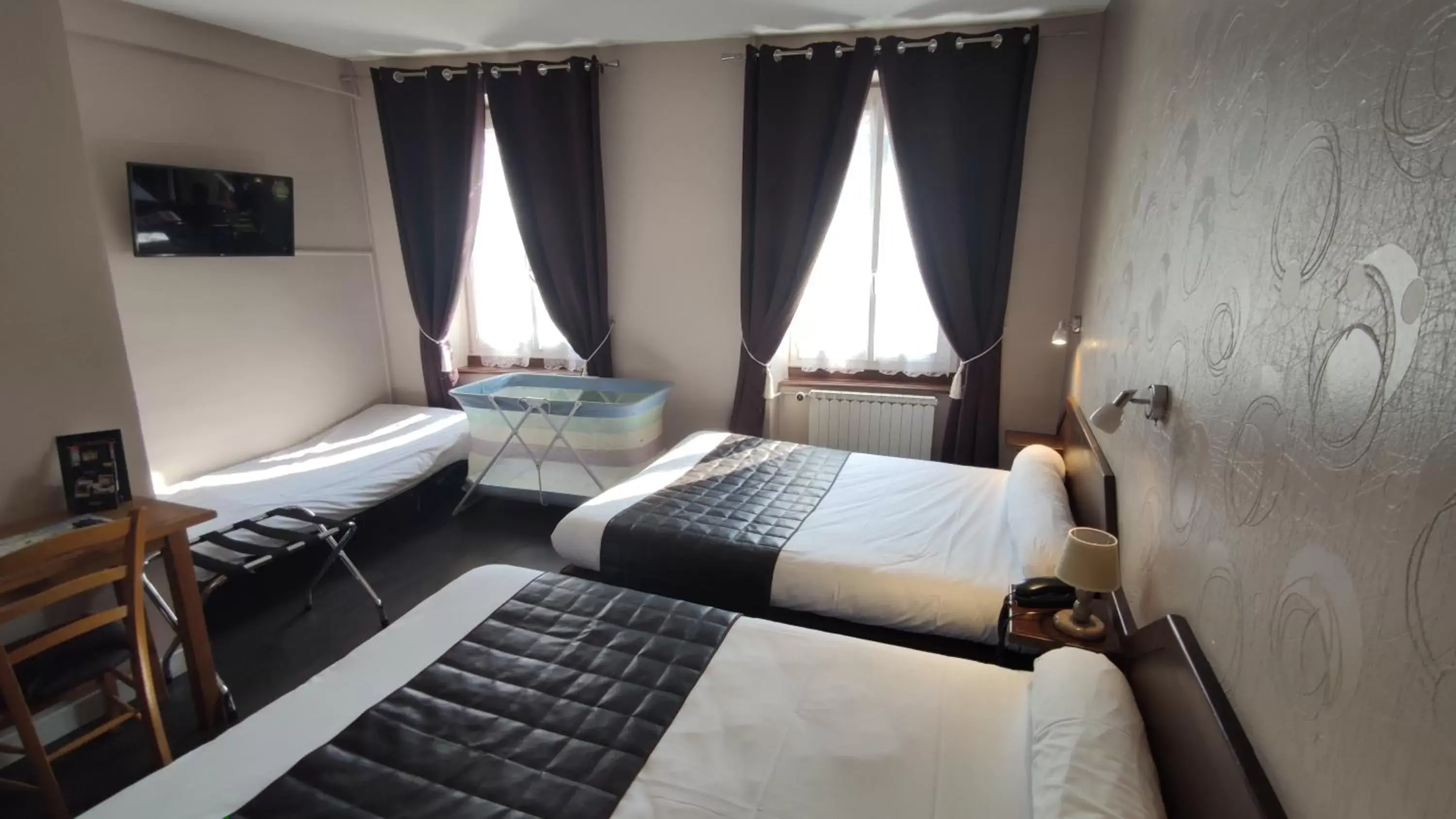 Photo of the whole room, Bed in Hotel Angleterre