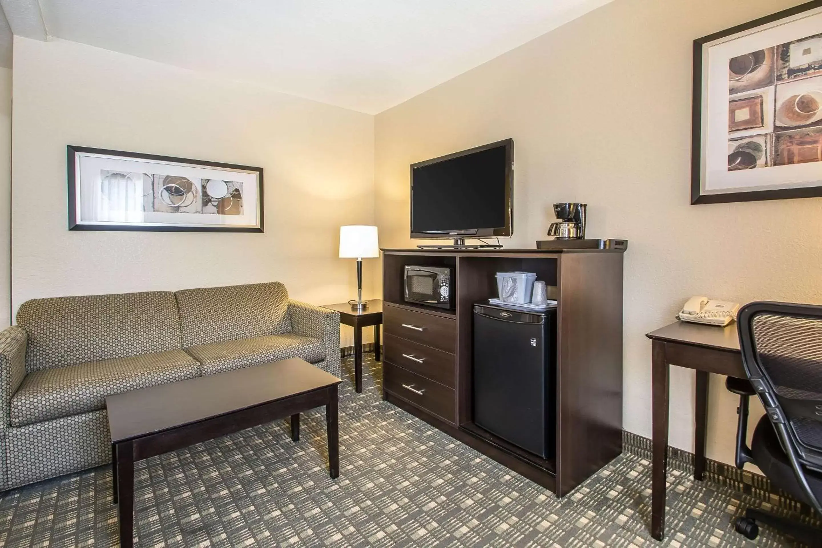 Photo of the whole room, TV/Entertainment Center in Quality Inn & Suites Decorah