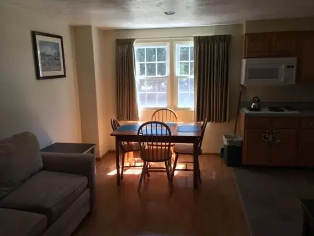 Dining Area in Blue Spruce Inn & Townhouses