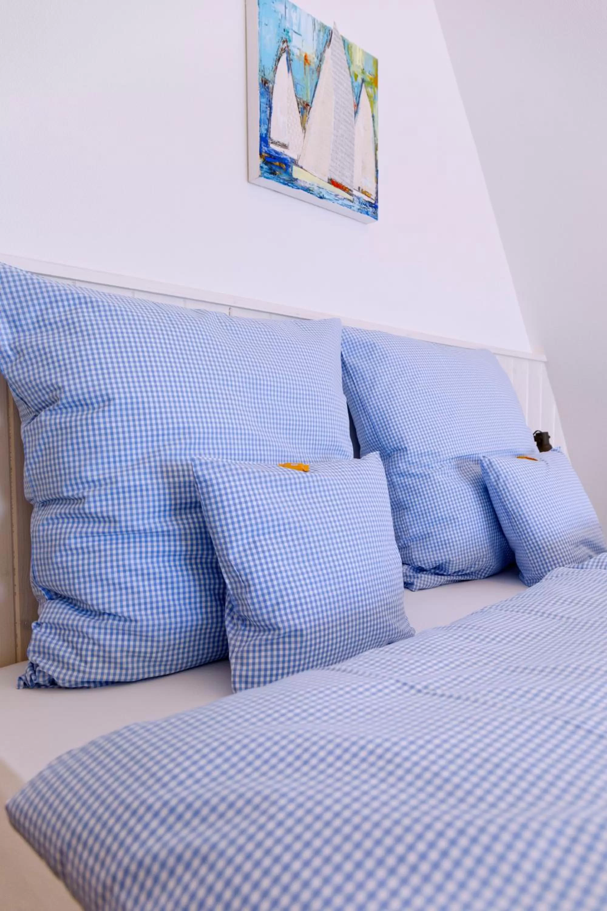 Photo of the whole room, Bed in Logierhaus RheintorEins