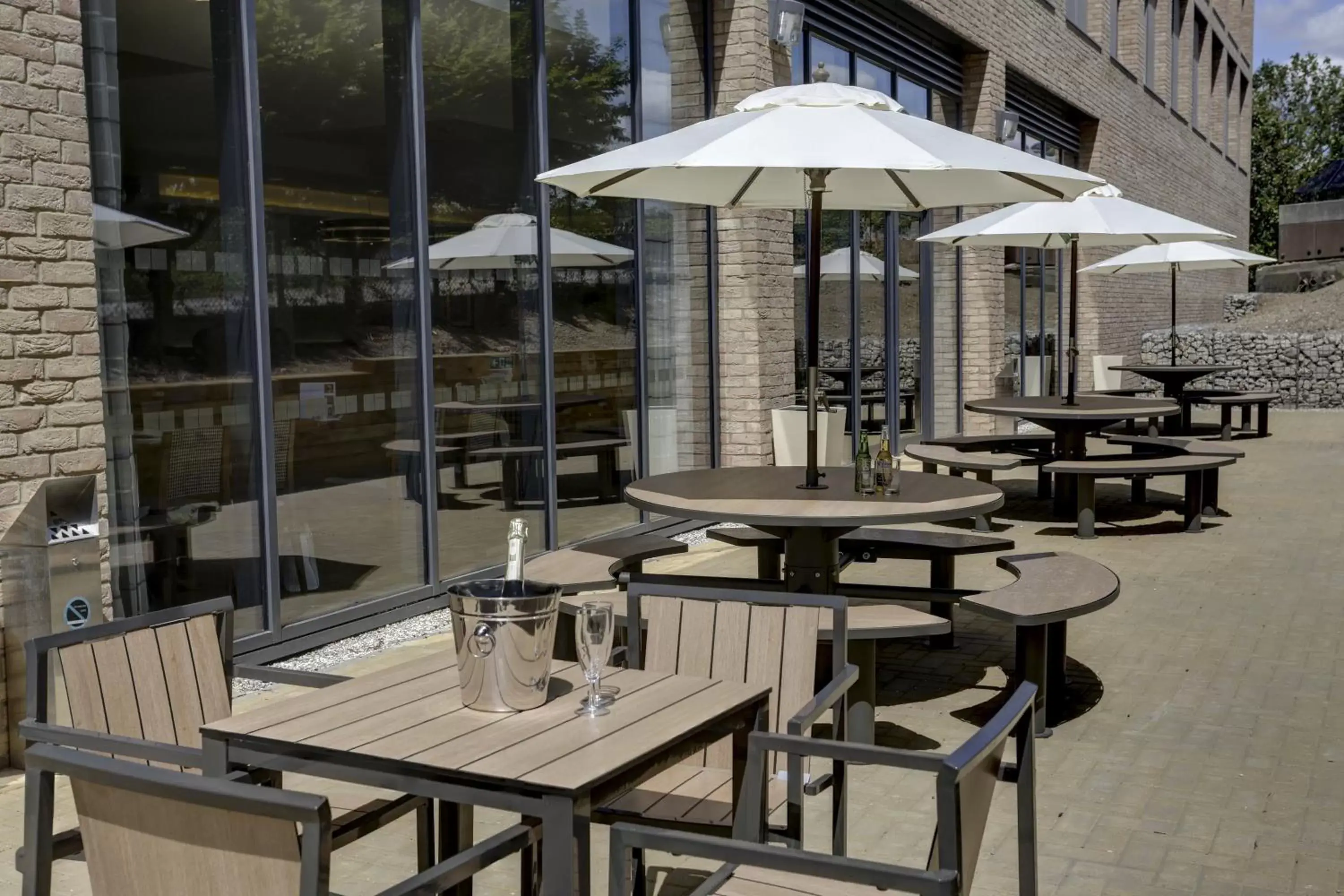 Patio, Restaurant/Places to Eat in Holiday Inn Express London - ExCel, an IHG Hotel