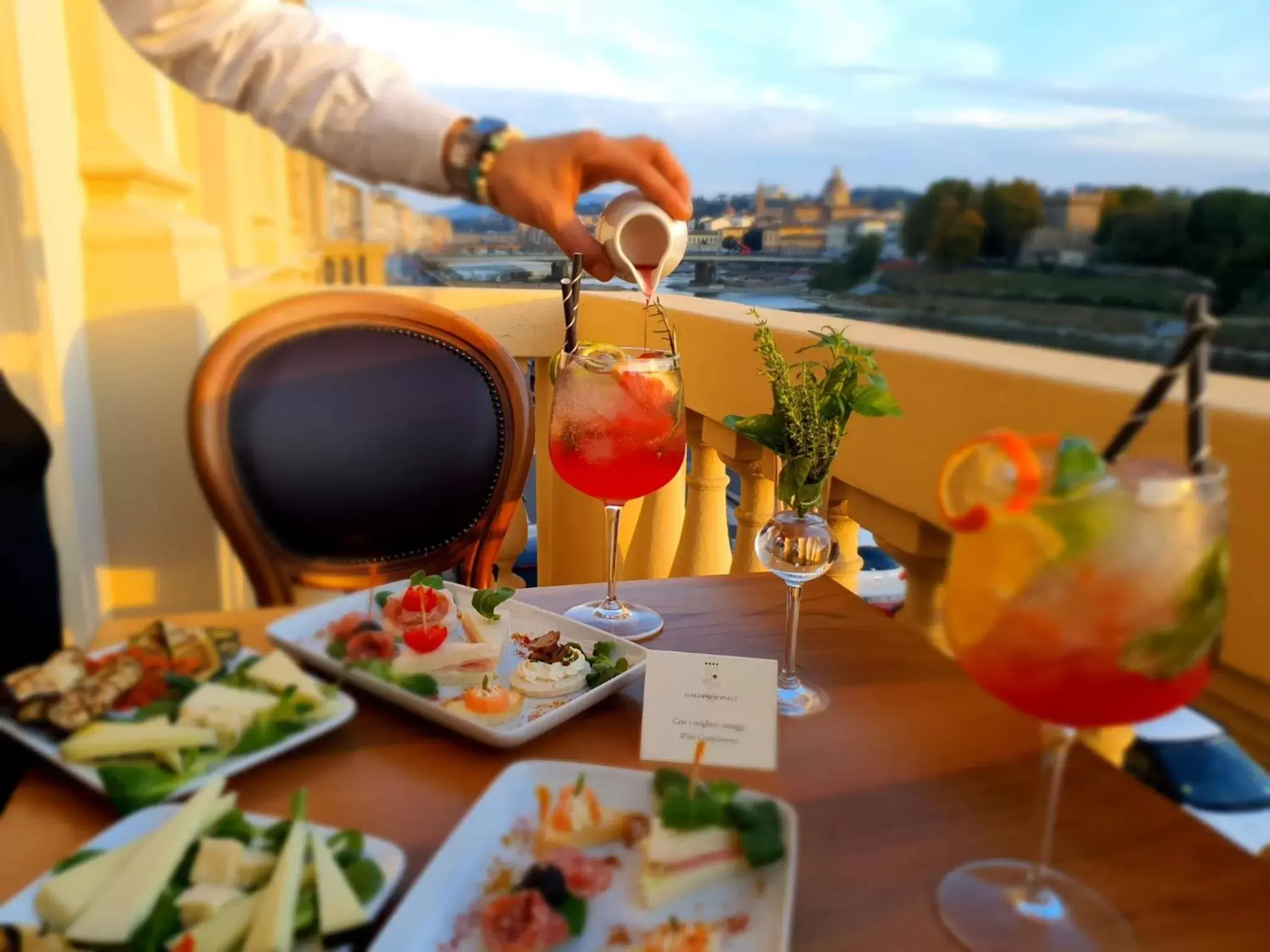 Food and drinks in Hotel Lungarno Vespucci 50