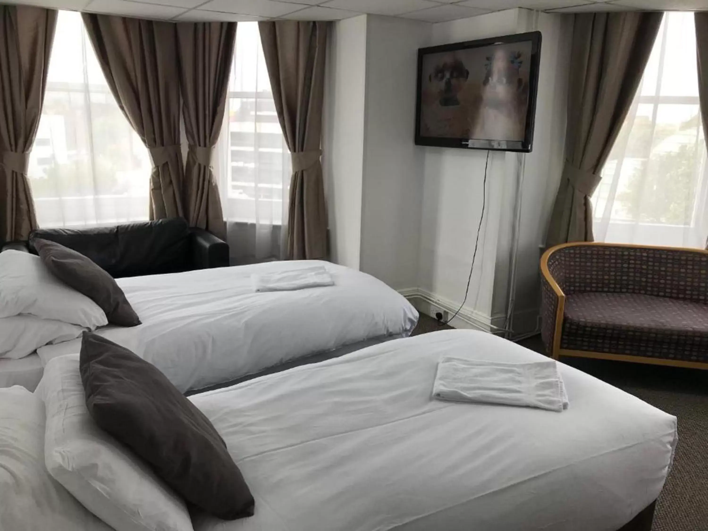 Bedroom, Bed in OYO Carlton Court Hotel