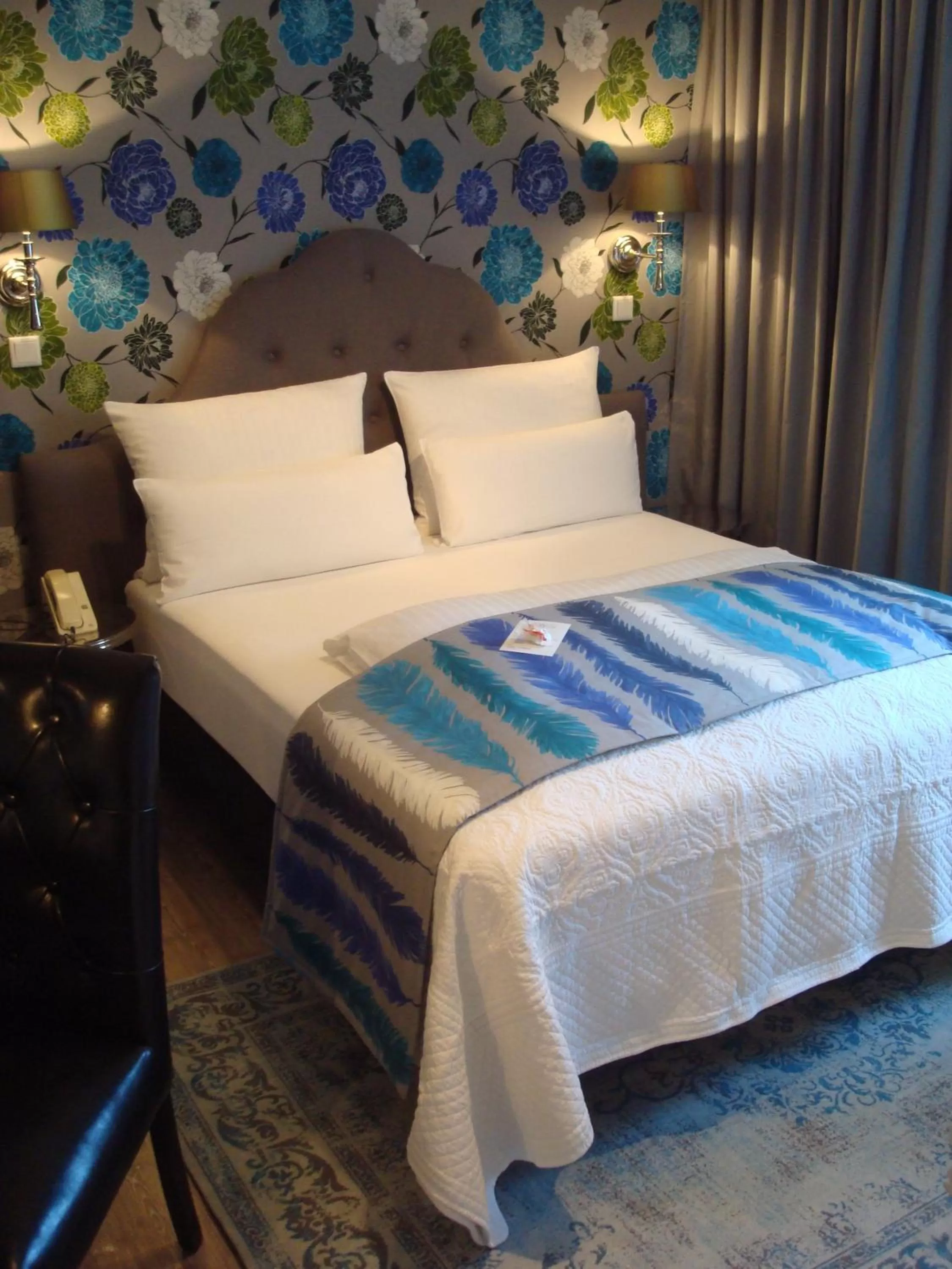 Photo of the whole room, Bed in Hotel Sir & Lady Astor