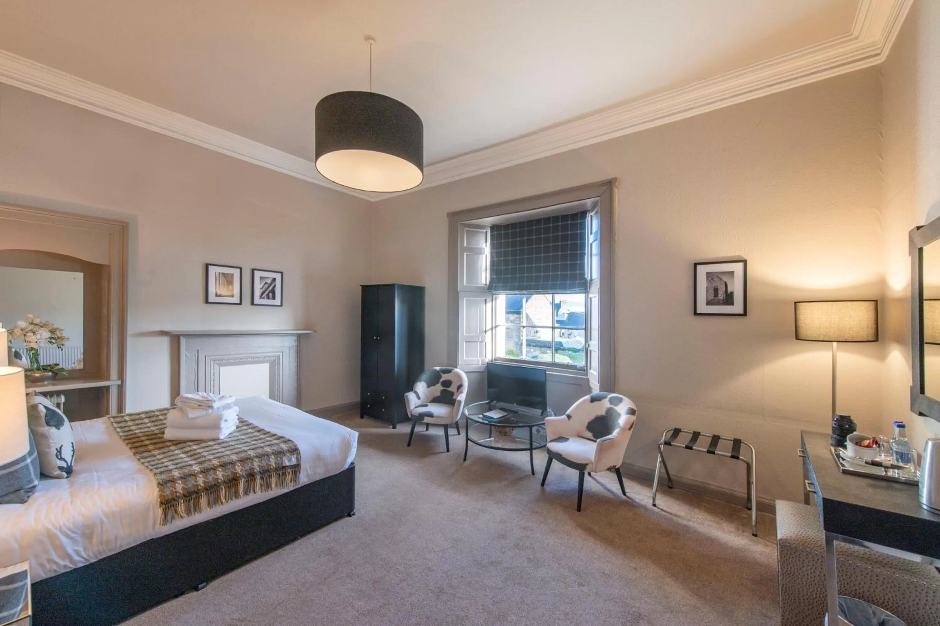 Photo of the whole room, Bed in The Allan Park