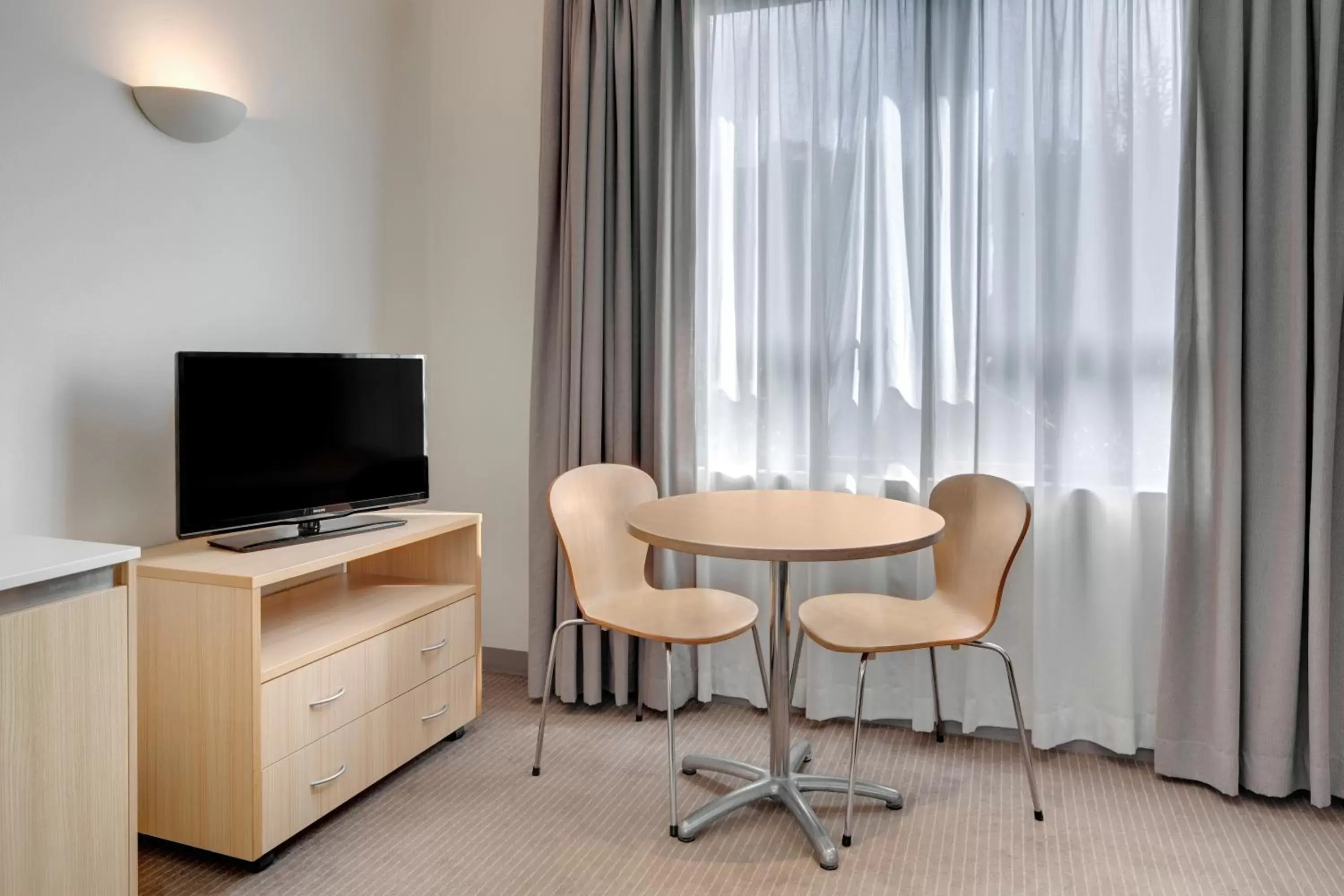 TV and multimedia, Lounge/Bar in Mercure Sydney Manly Warringah