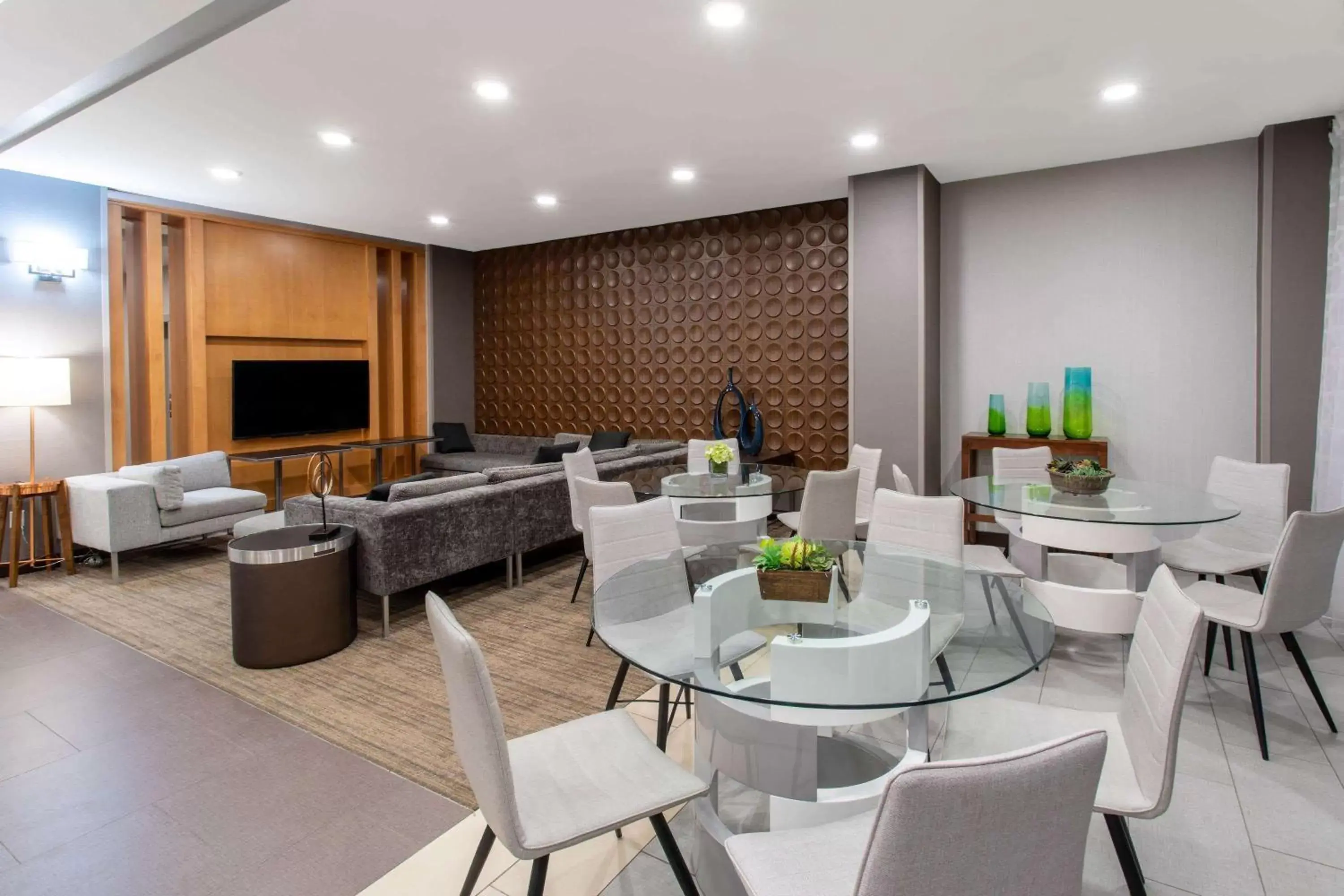 Lobby or reception, Restaurant/Places to Eat in Hawthorn Suites by Wyndham Loveland