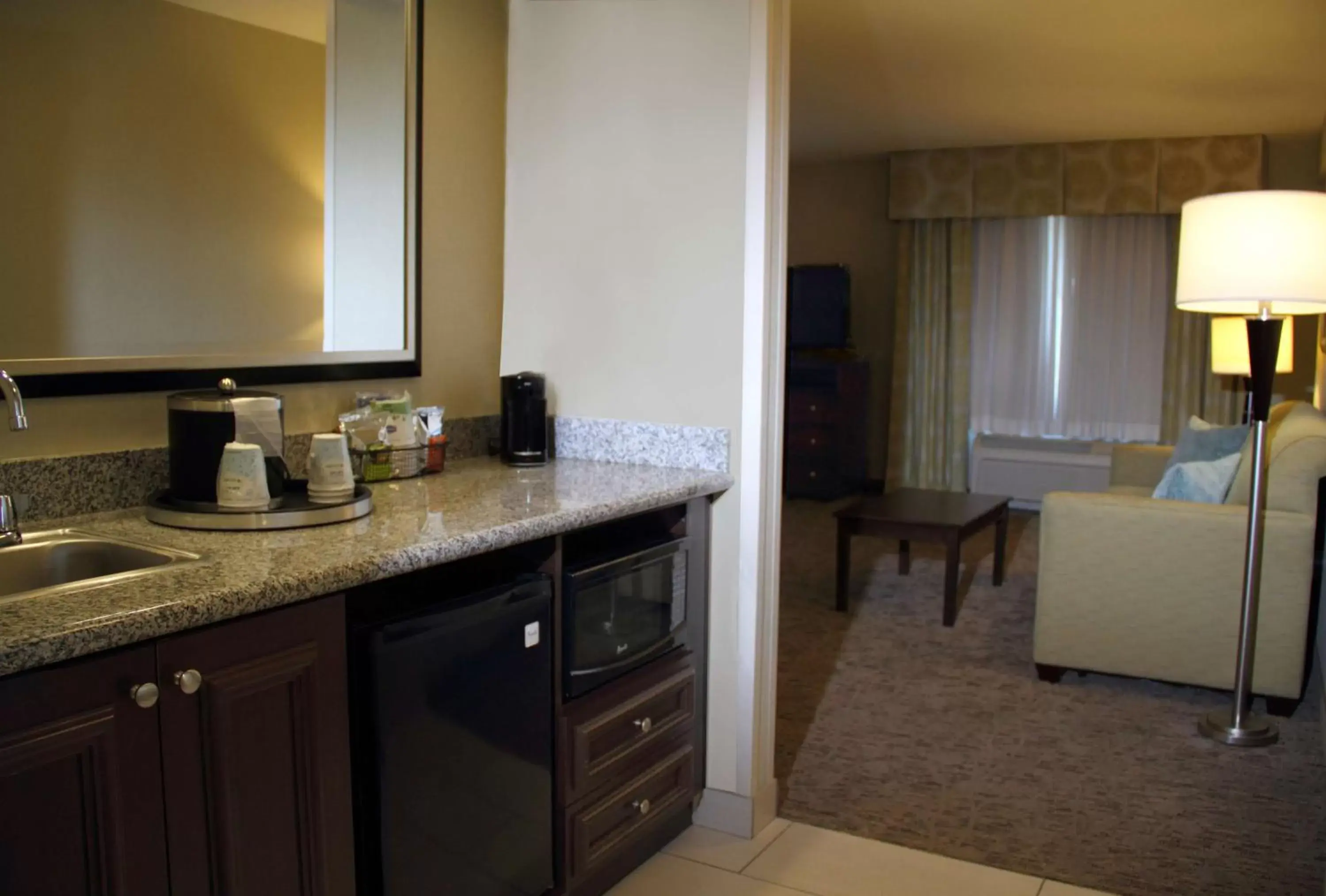 Bed, Kitchen/Kitchenette in Hampton Inn & Suites Manteca