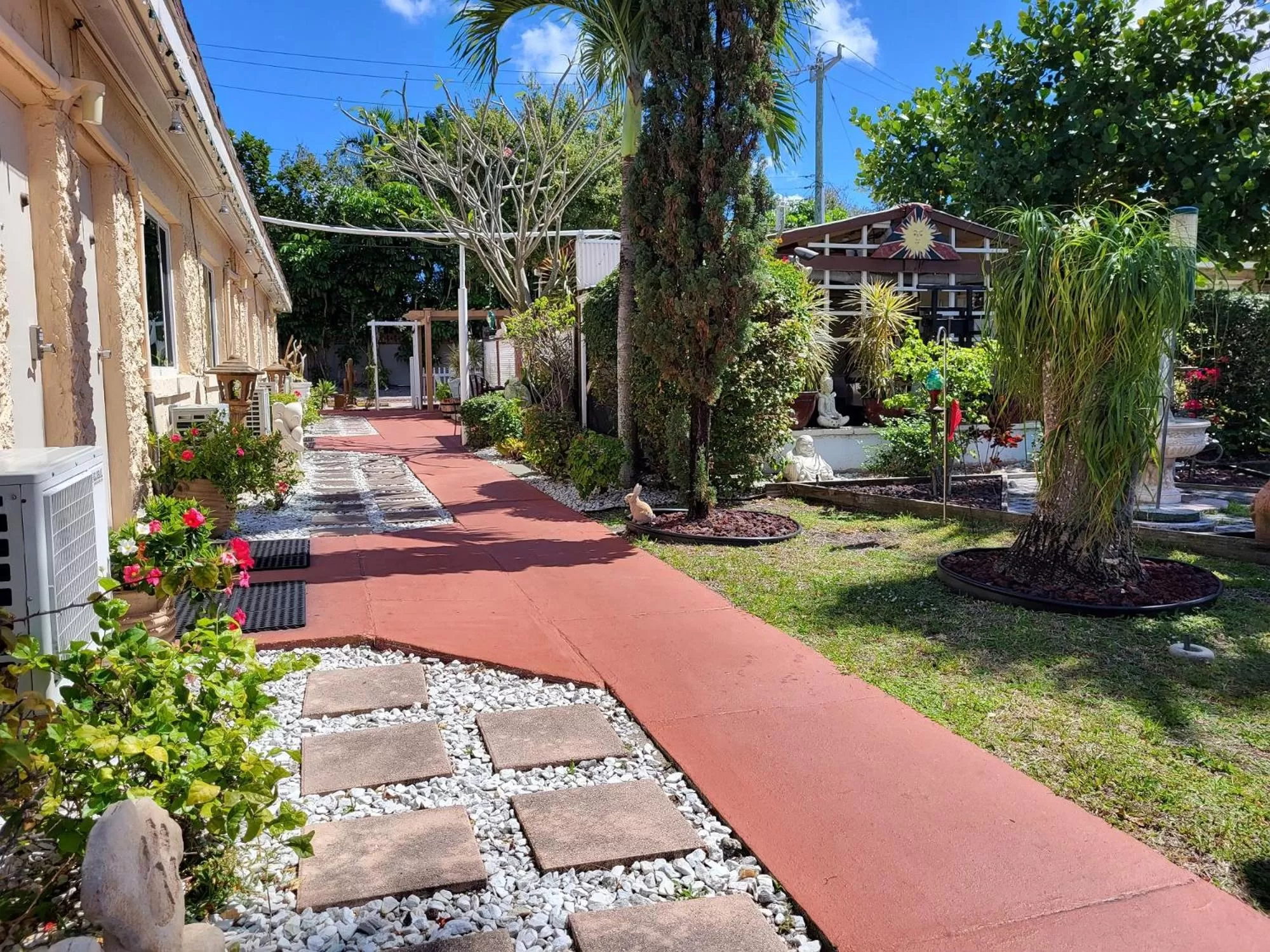 Garden in Barefoot mailman motel