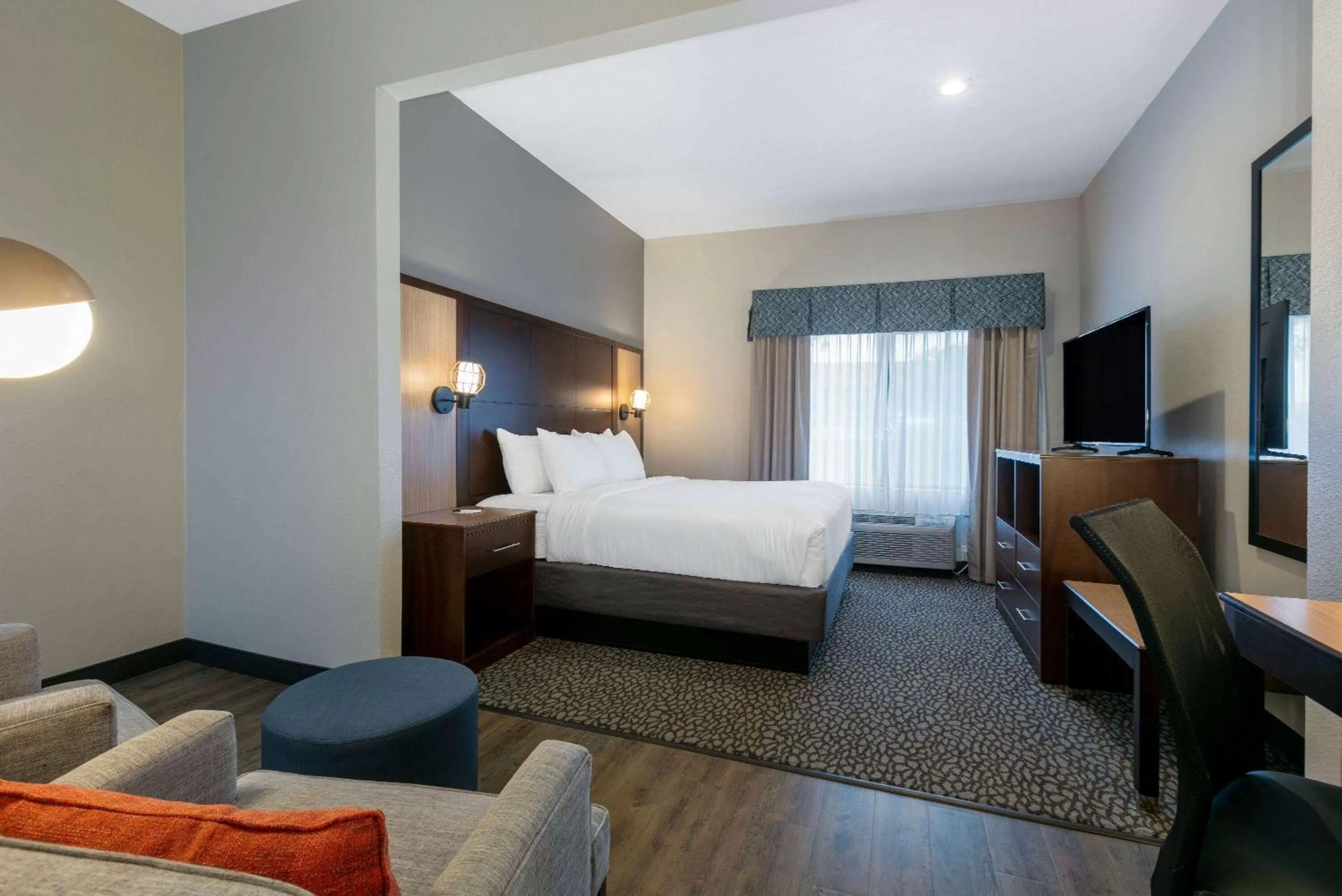Photo of the whole room, Bed in Wingate by Wyndham - DFW North