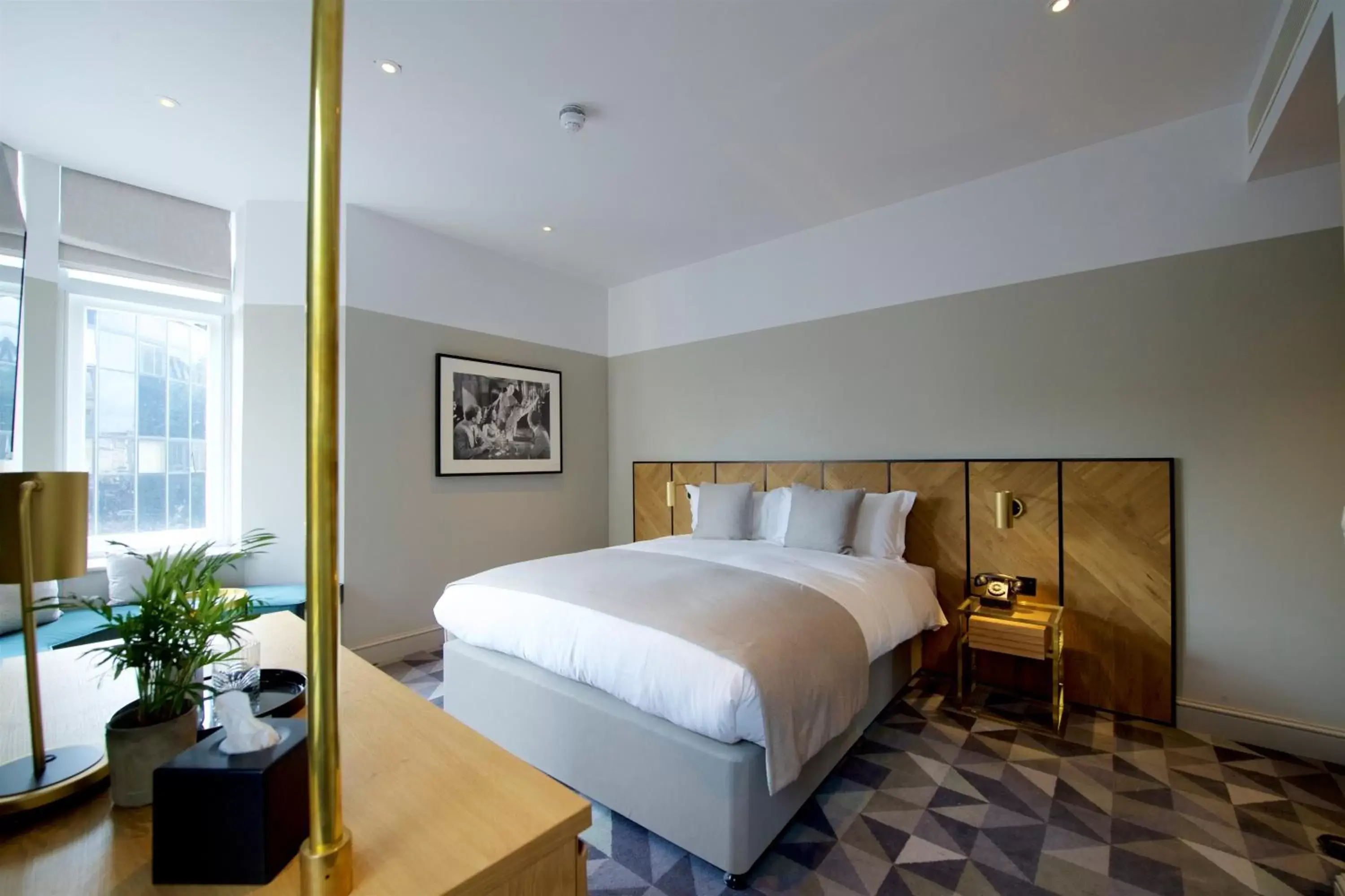 Photo of the whole room, Bed in Victory House Leicester Square