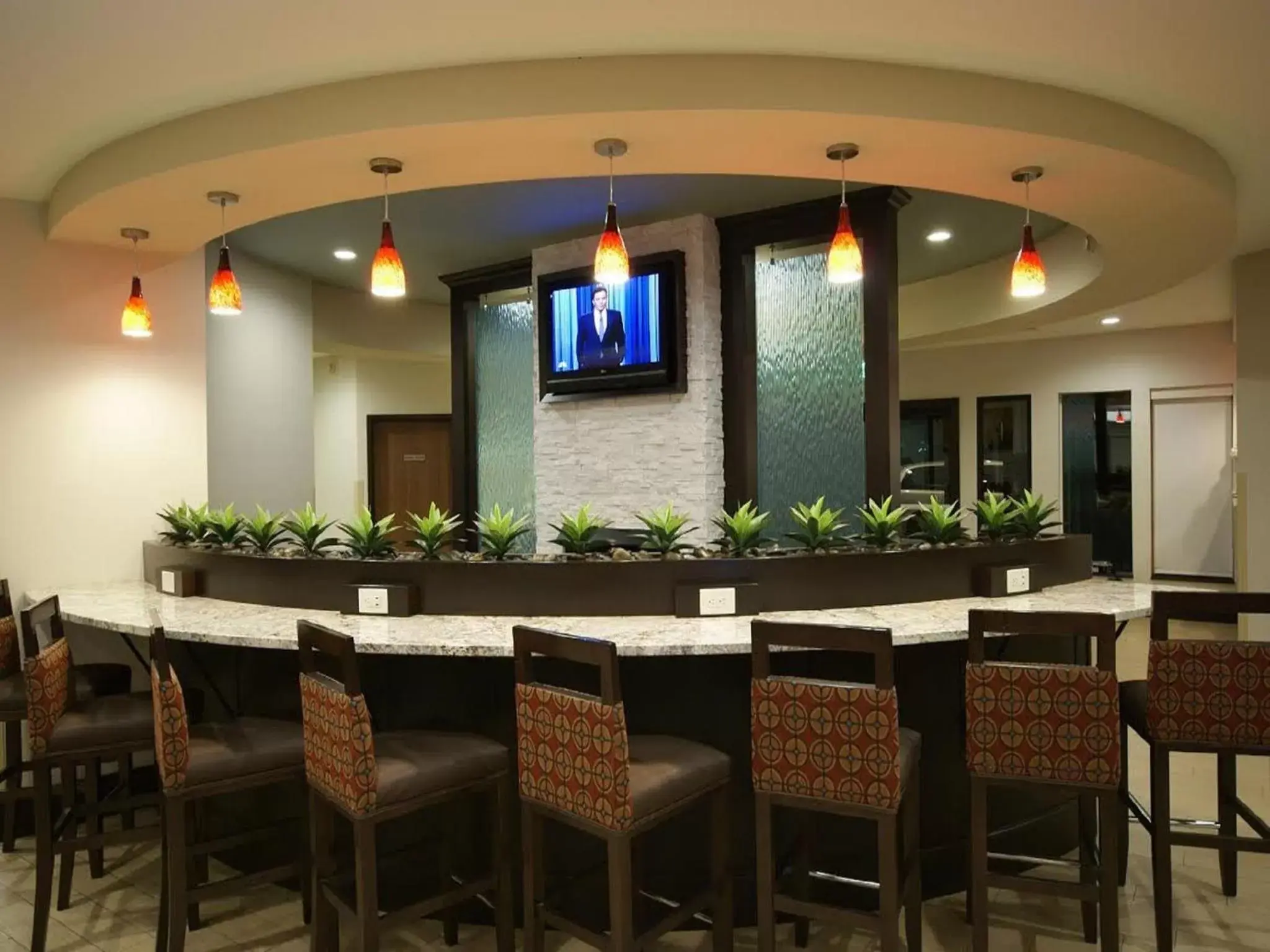 Communal lounge/ TV room, Restaurant/Places to Eat in Club Hotel Nashville Inn & Suites