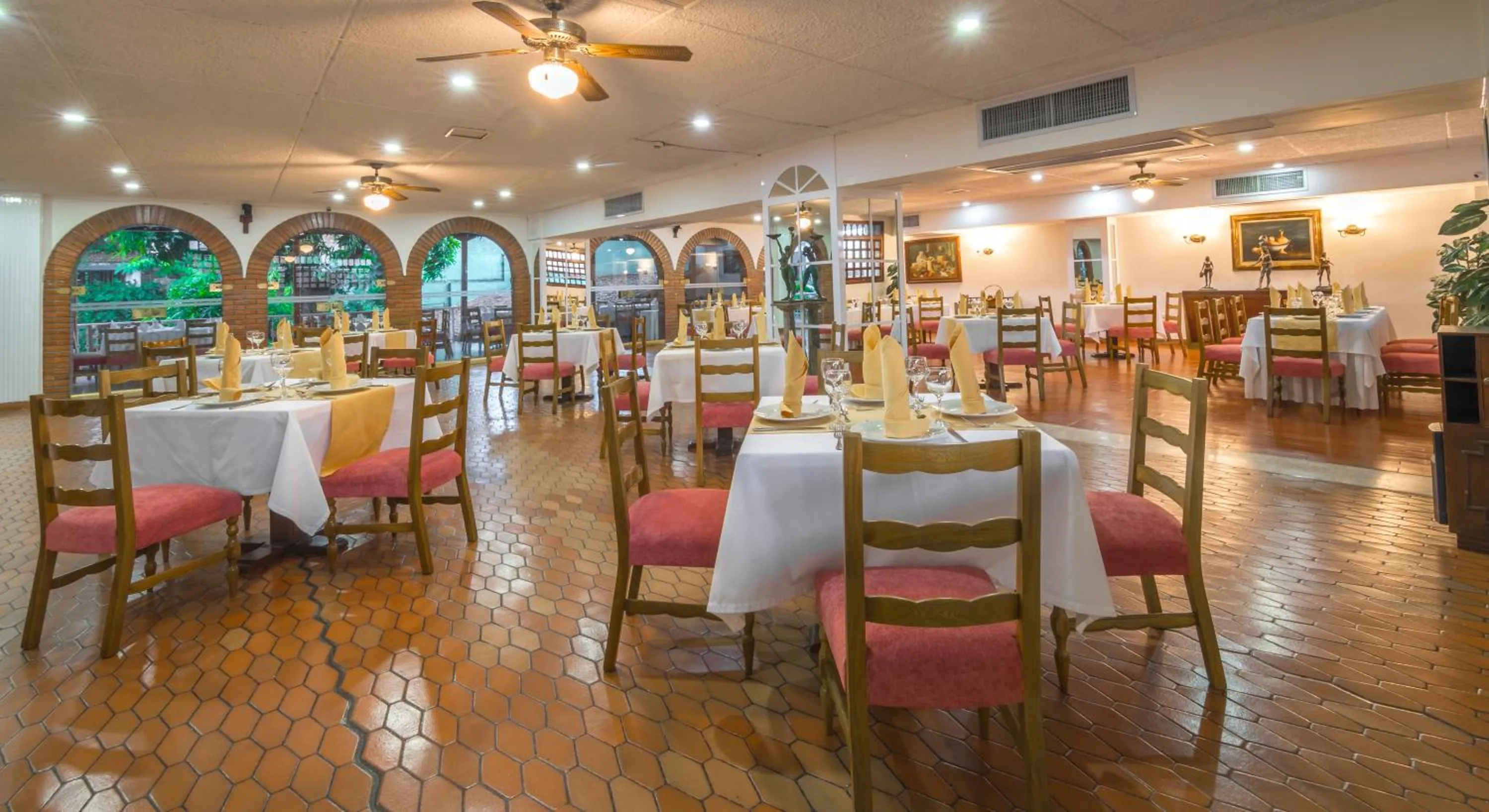 Restaurant/places to eat in Hotel Chicala