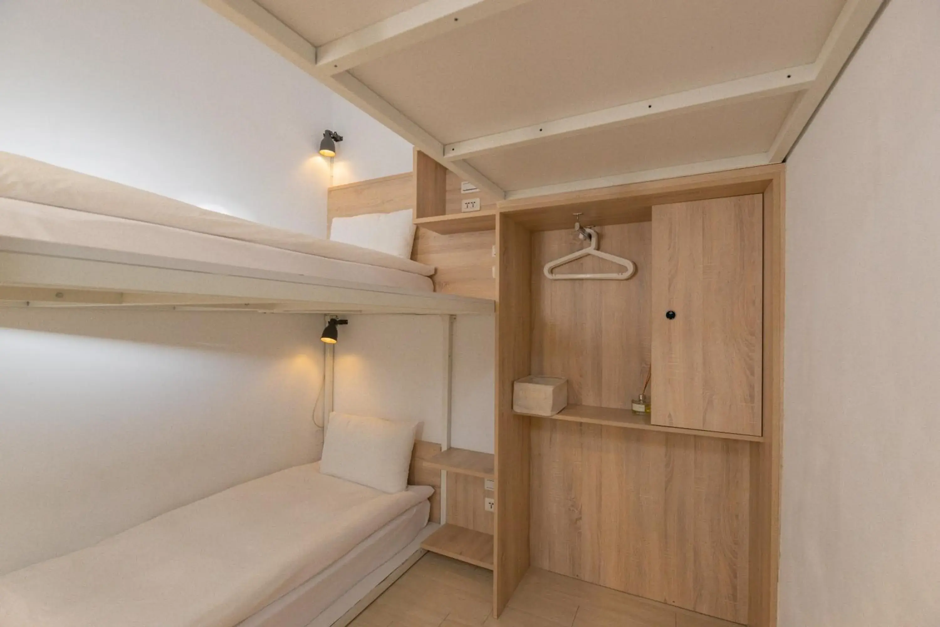 Bed, Bunk Bed in Flip Flop Hostel - Garden