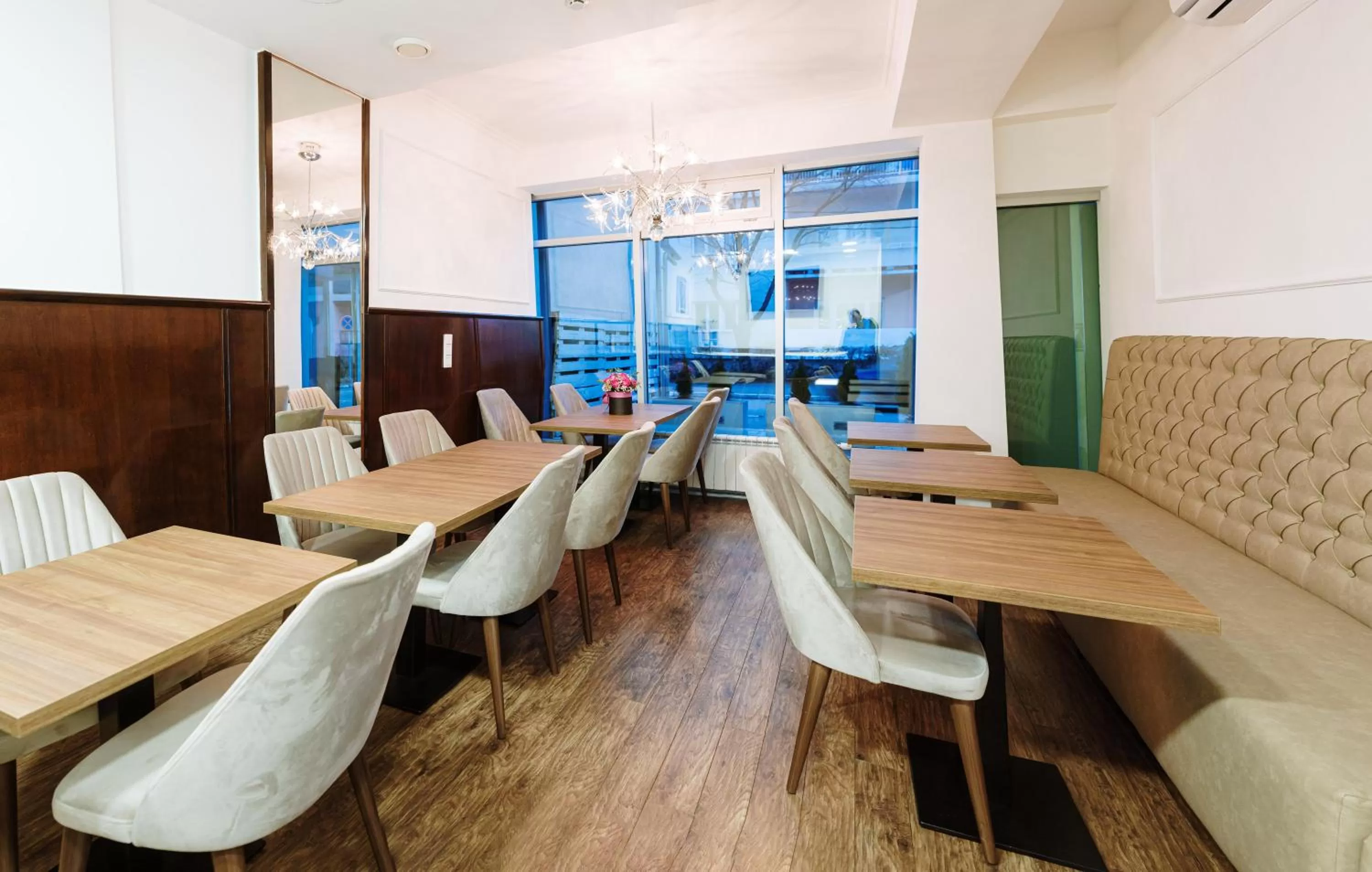 Restaurant/places to eat in Boutique Hotel Nea