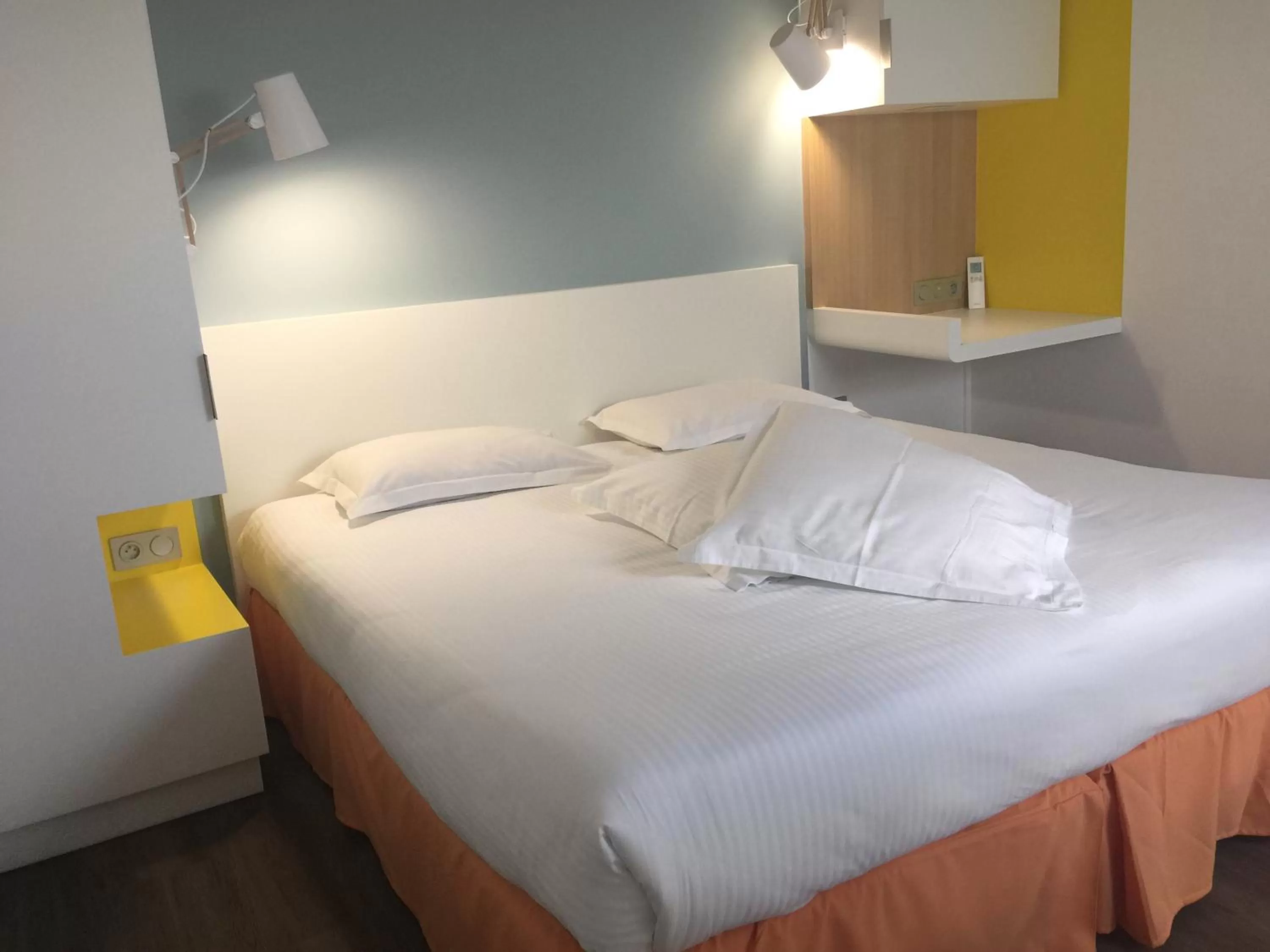 Bed in Logis Hôtel Domaine du Moulin Cavier - Restaurants & Spa