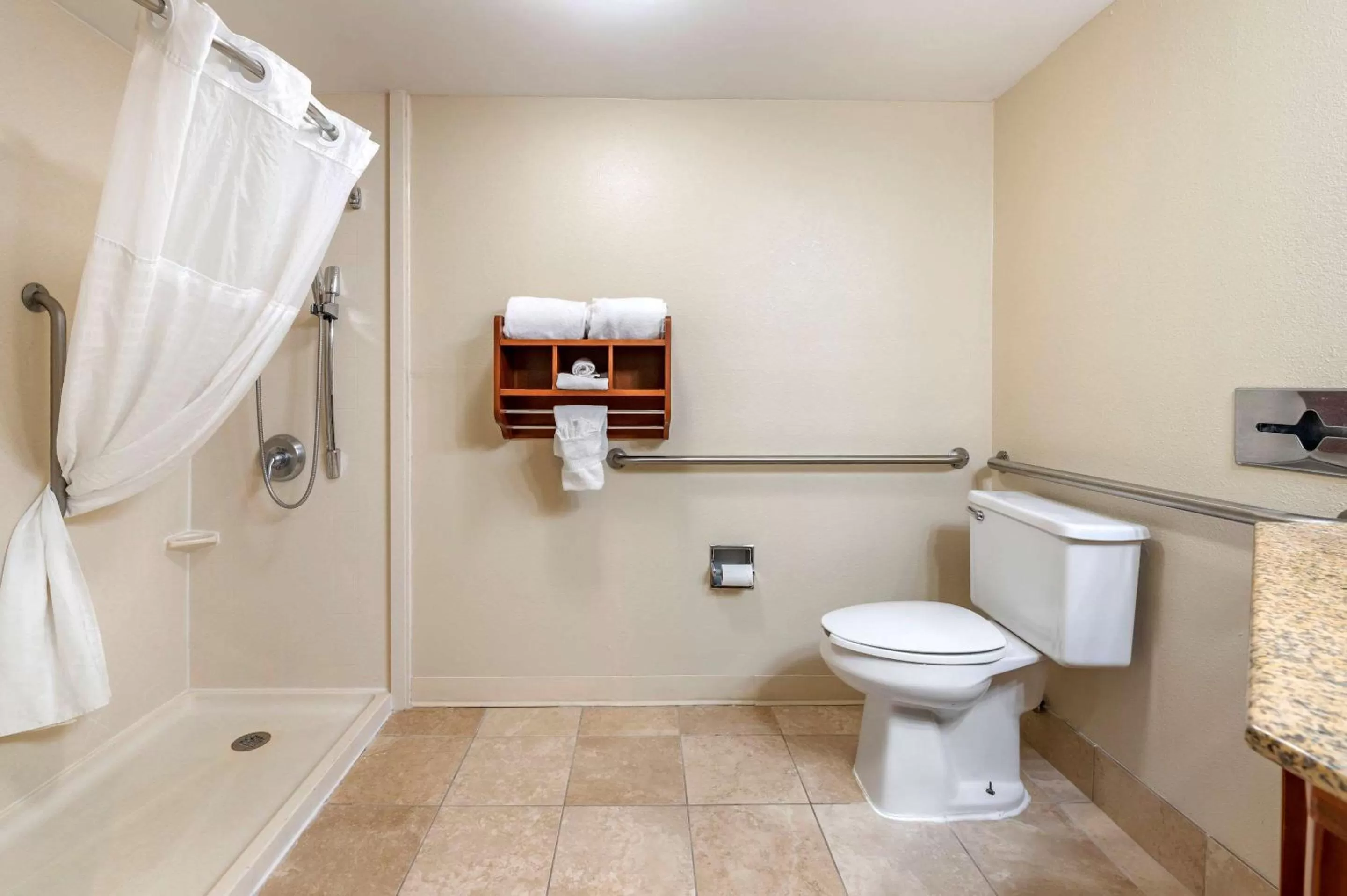 Bathroom in Comfort Inn Oxford - University Area