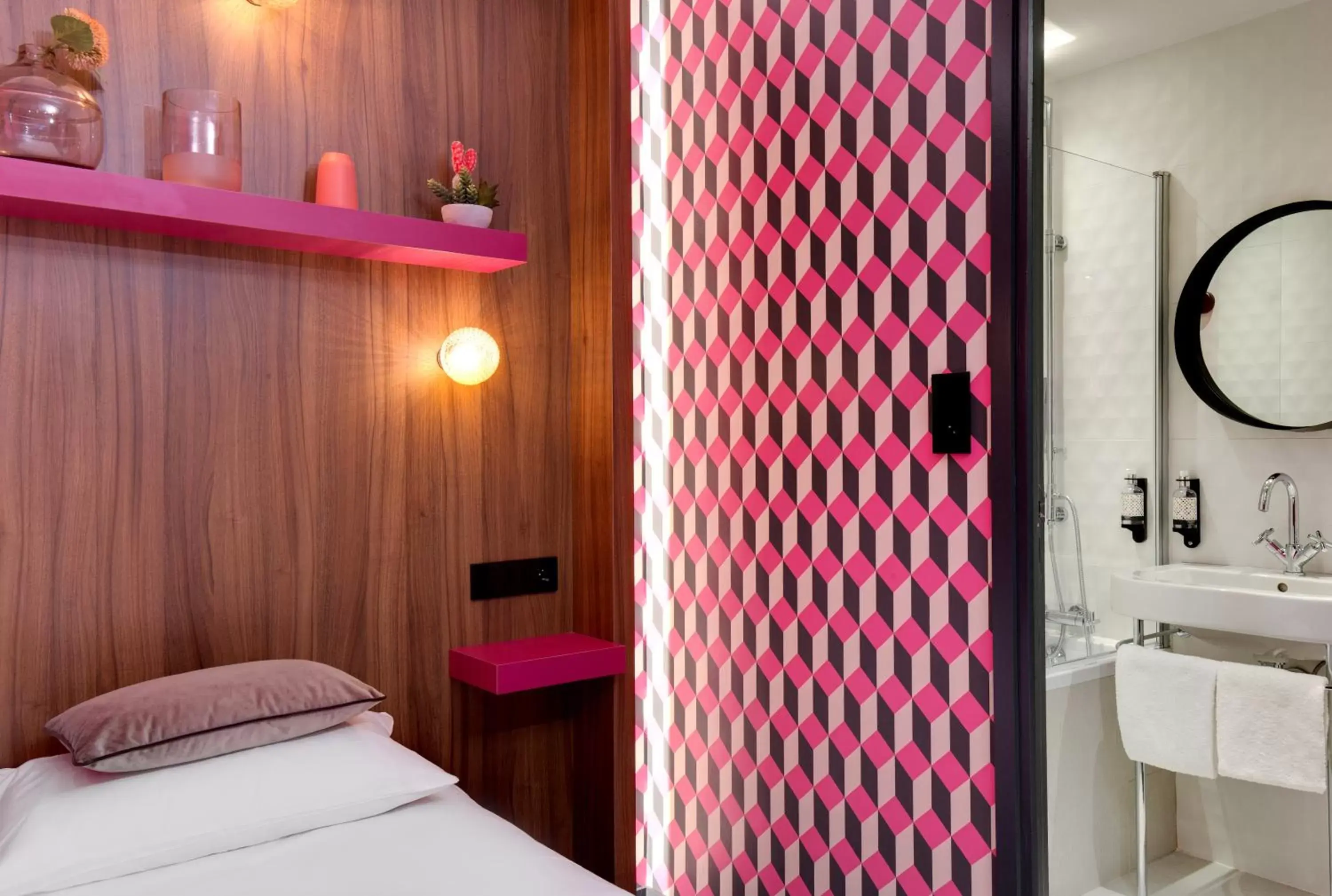Bathroom, Bed in Hôtel Montmorency & Spa