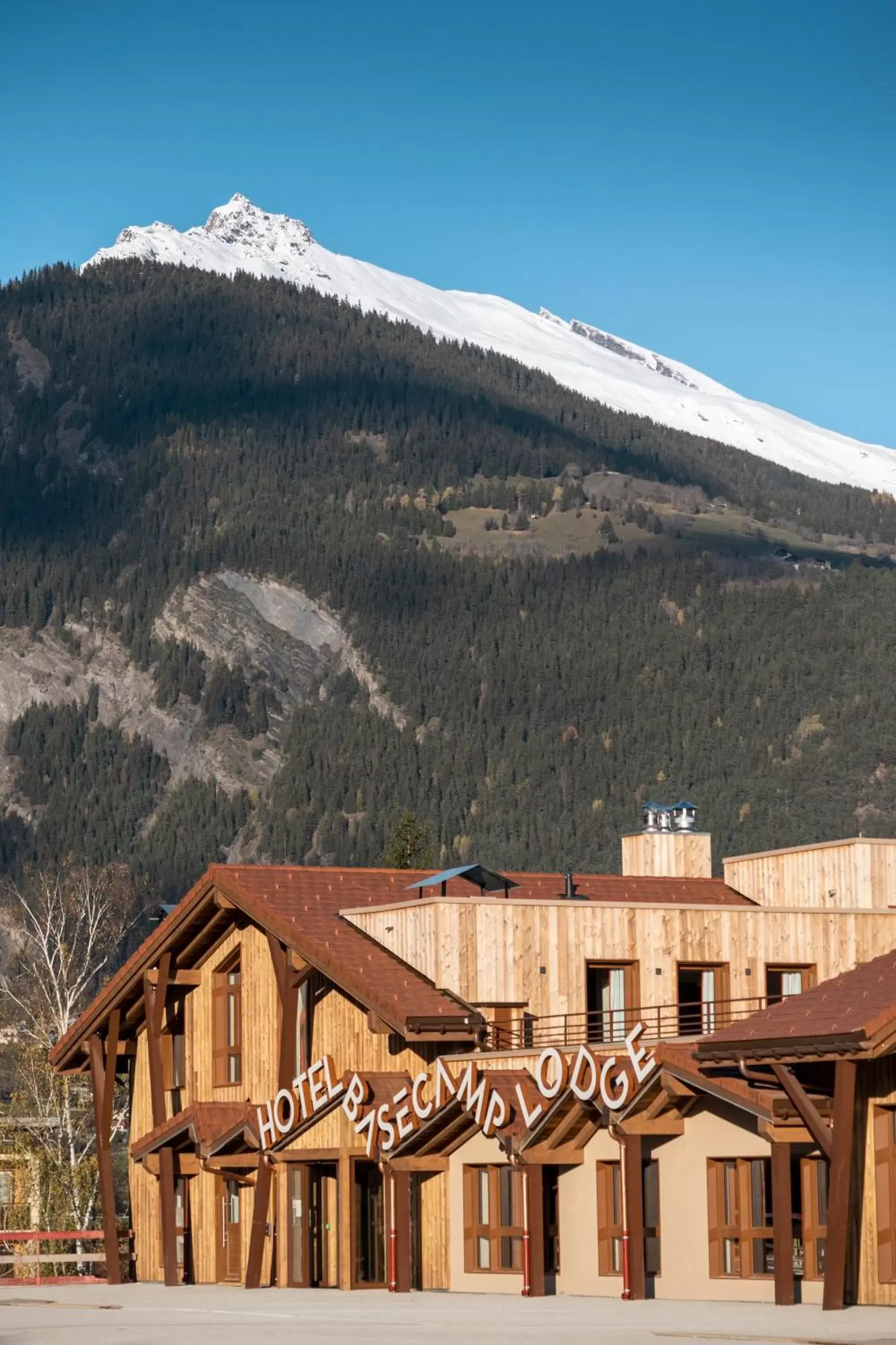 Property building, Winter in Hotel Base Camp Lodge - Bourg Saint Maurice