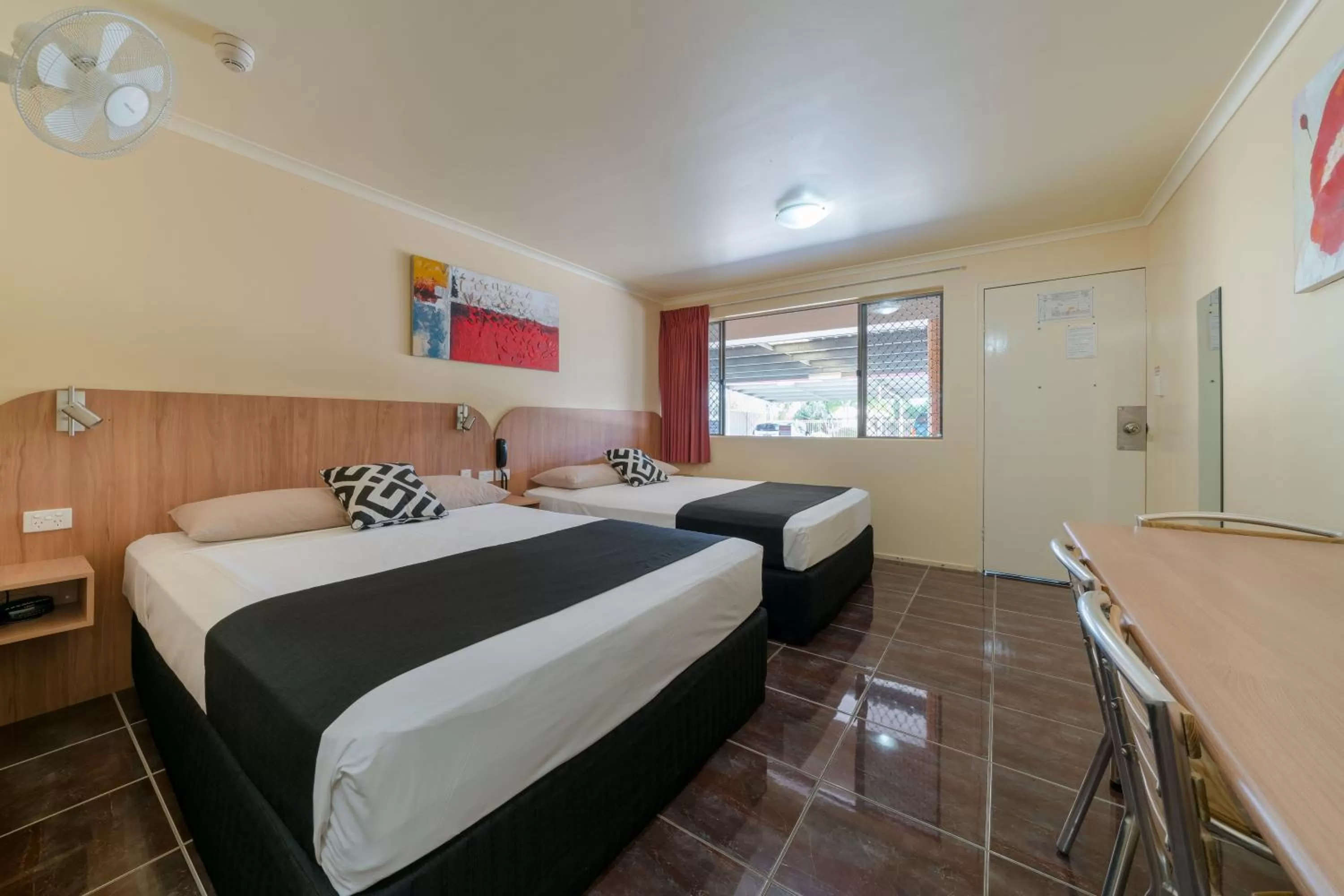 Photo of the whole room, Bed in Winter Sun Motel