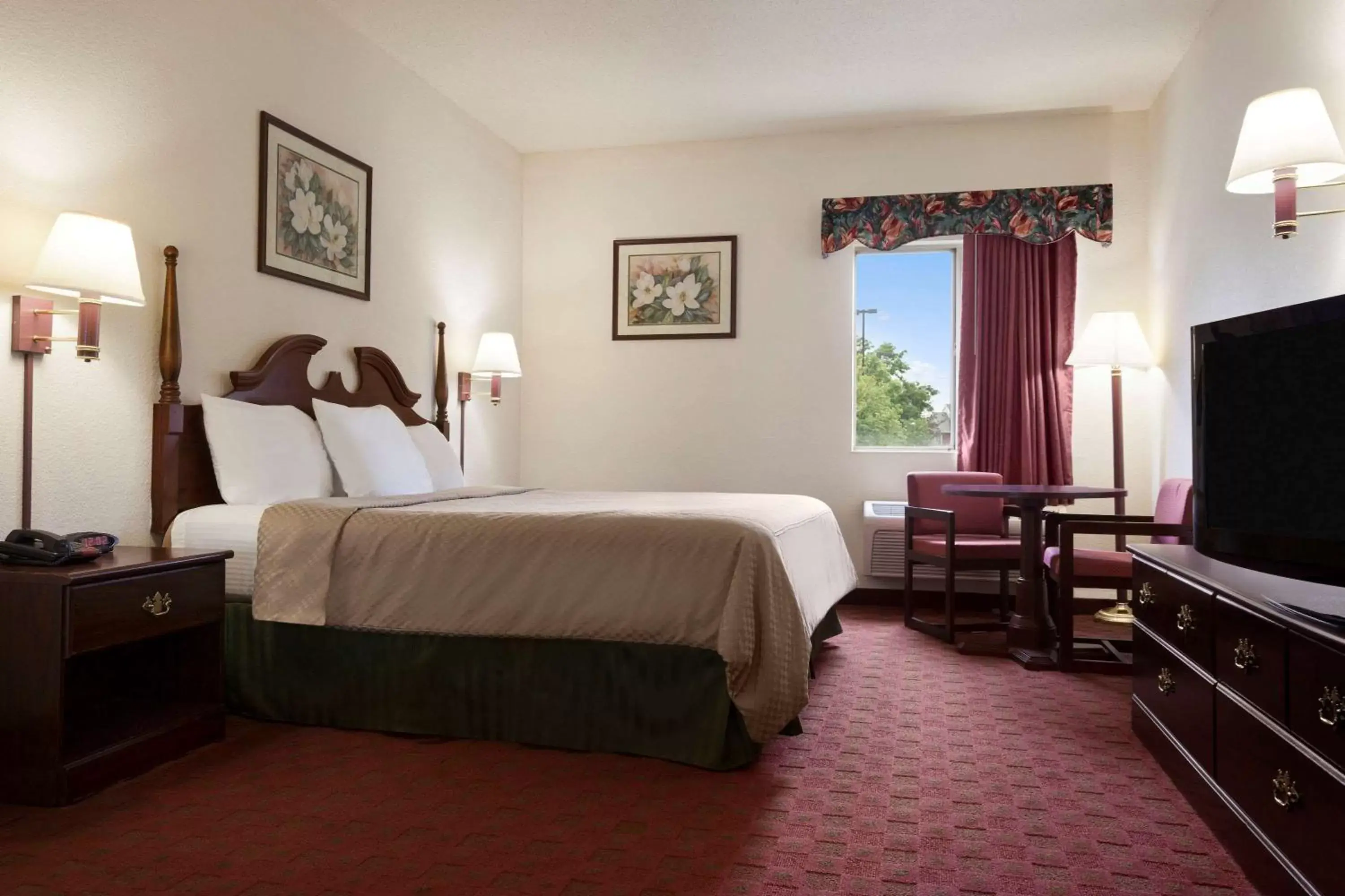 Photo of the whole room, Bed in Super 8 by Wyndham Aurora/Naperville Area