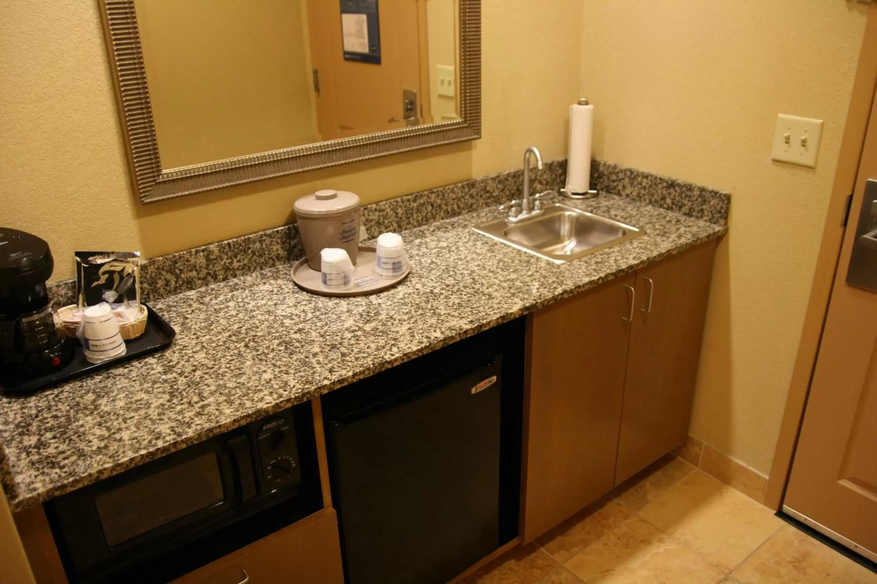 Kitchen or kitchenette, Kitchen/Kitchenette in Hampton Inn & Suites Mobile Providence Park/Airport