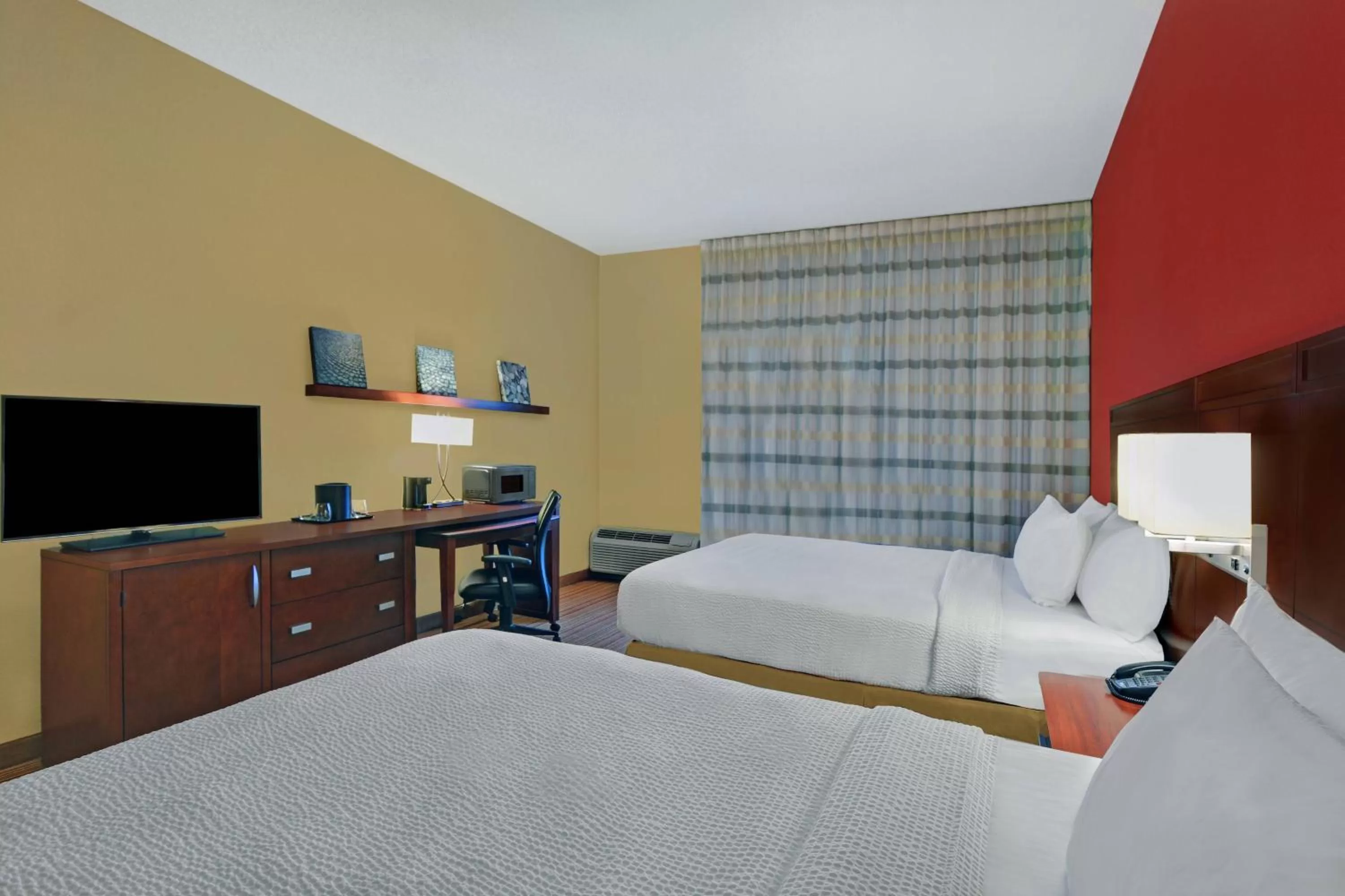 Queen Room with Two Queen Beds - Hearing Accessible in Courtyard Shreveport Airport