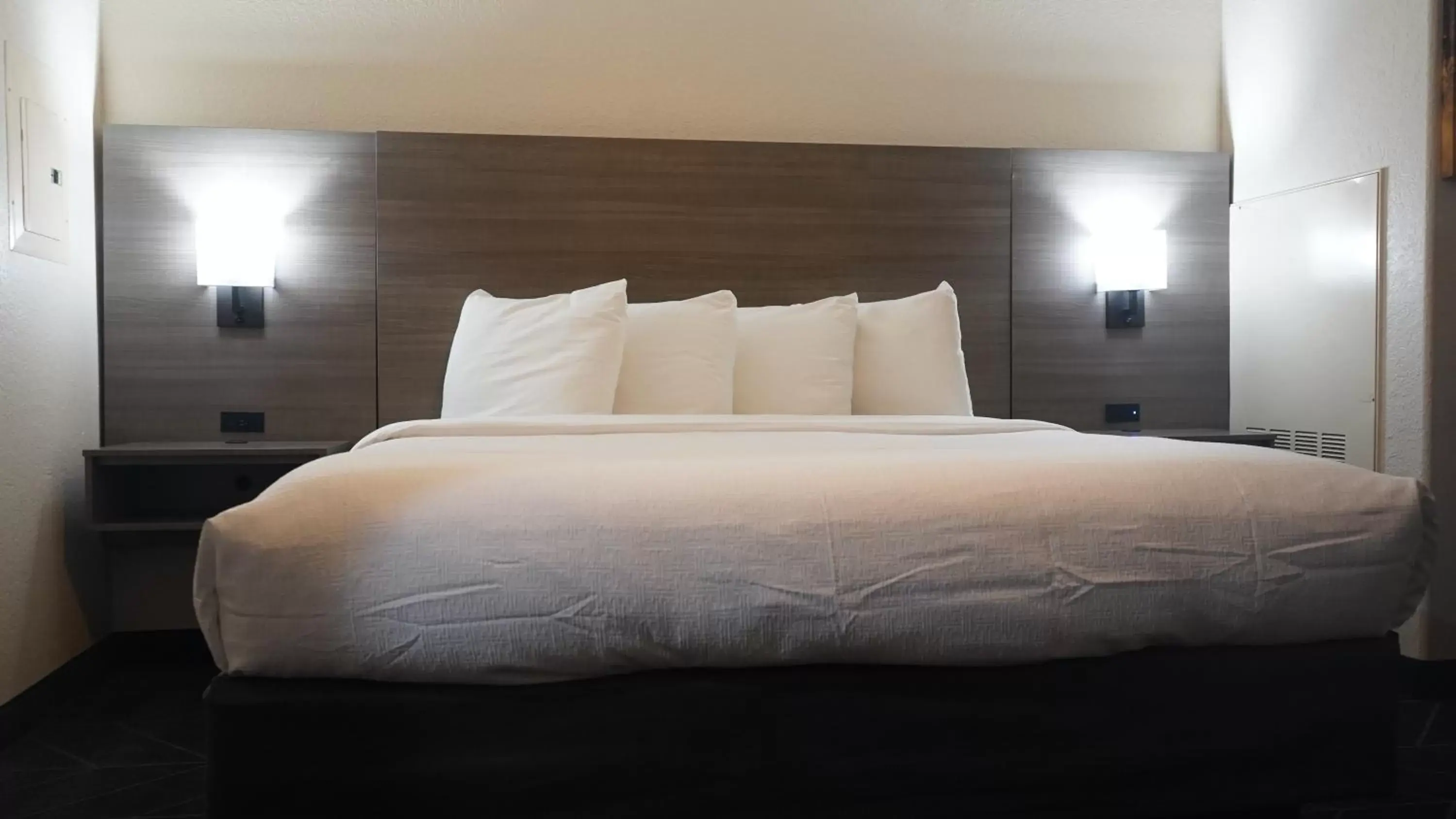 Bed in Best Western Lubbock West Inn & Suites